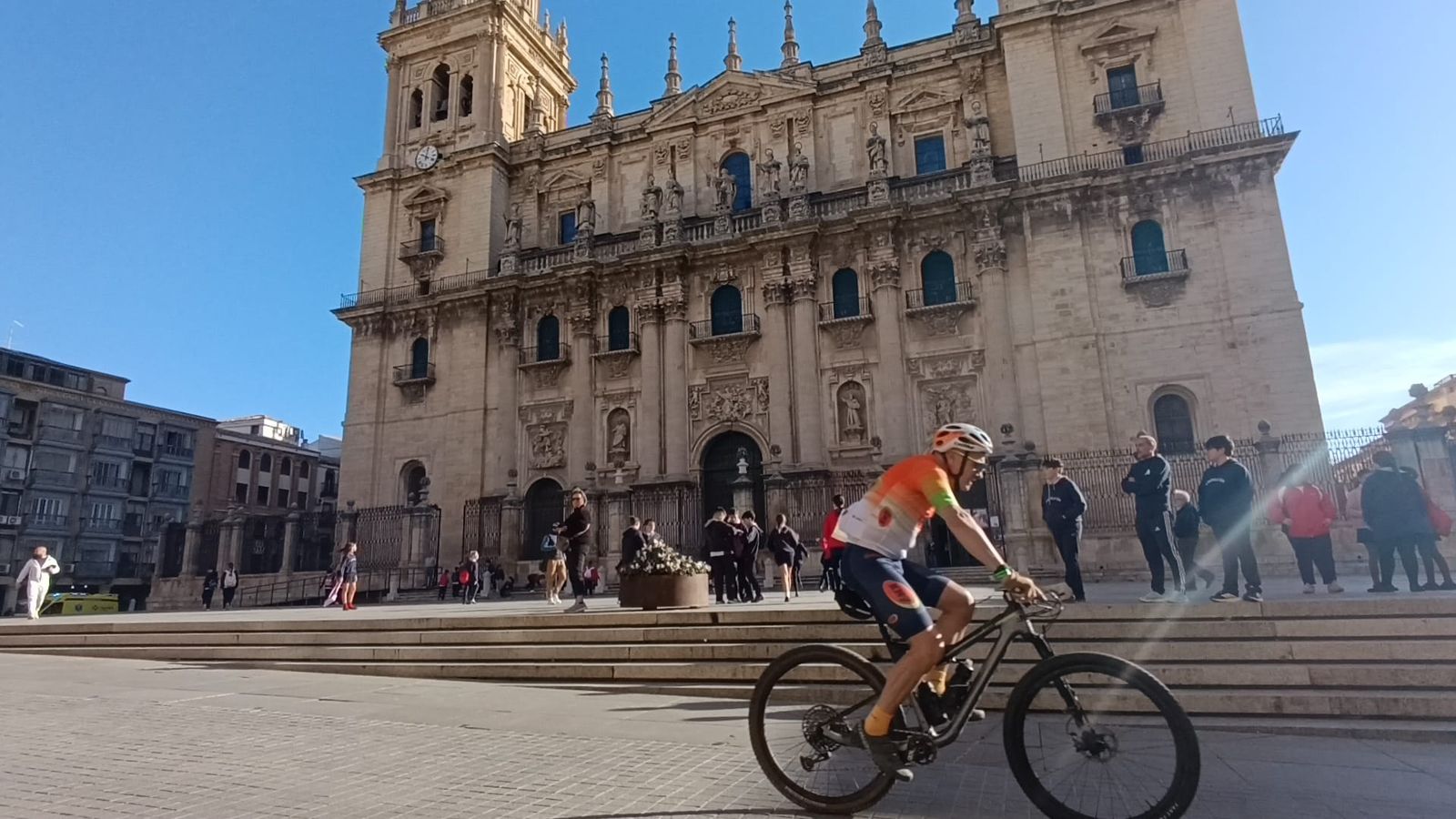 Jaén, protagonista de nuevo en la salida de la tercera etapa de la Andalucía Bike Race
