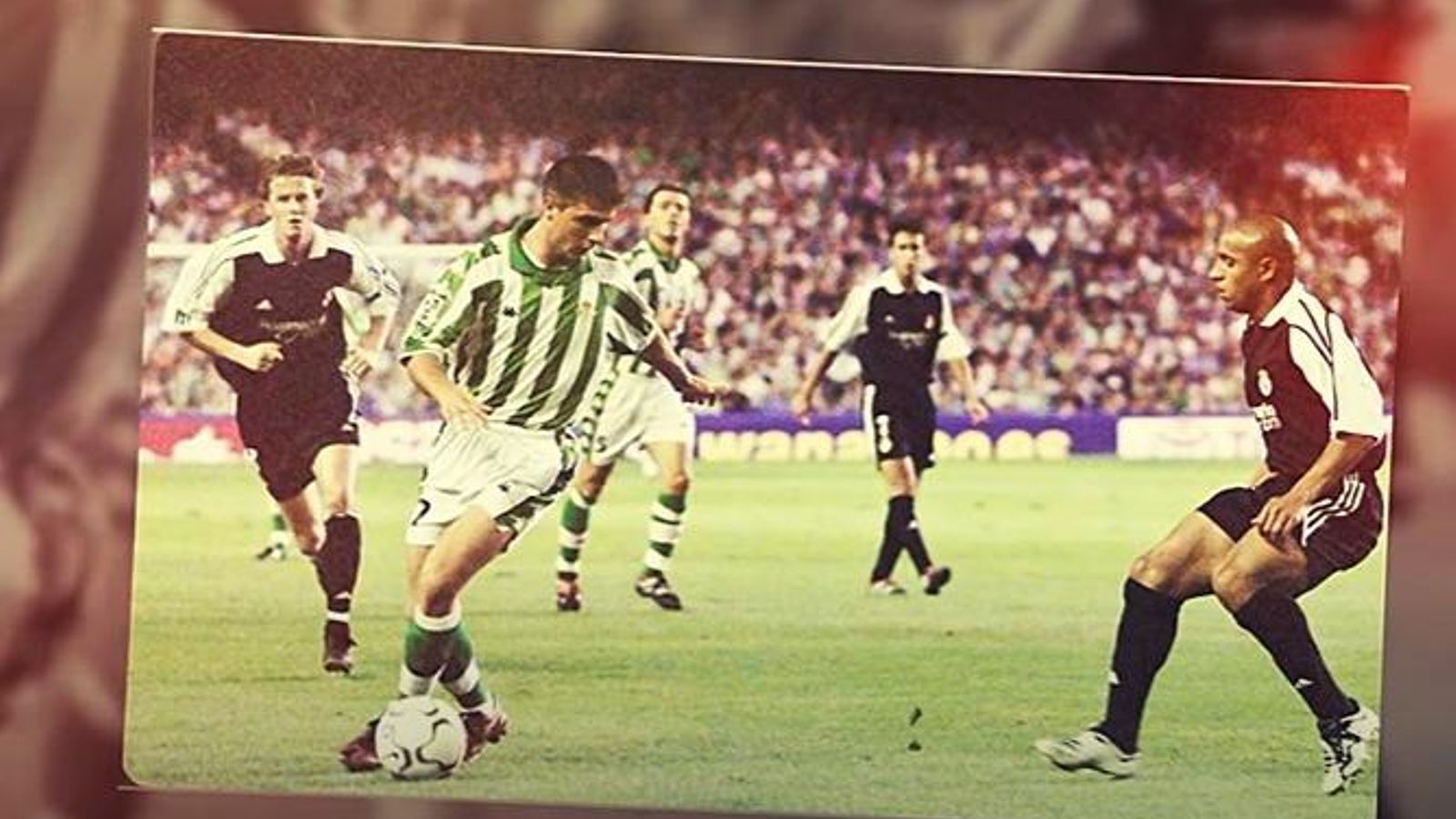 Una imagen de Joaquín en sus primeros años en el Betis encarando a Roberto Carlos