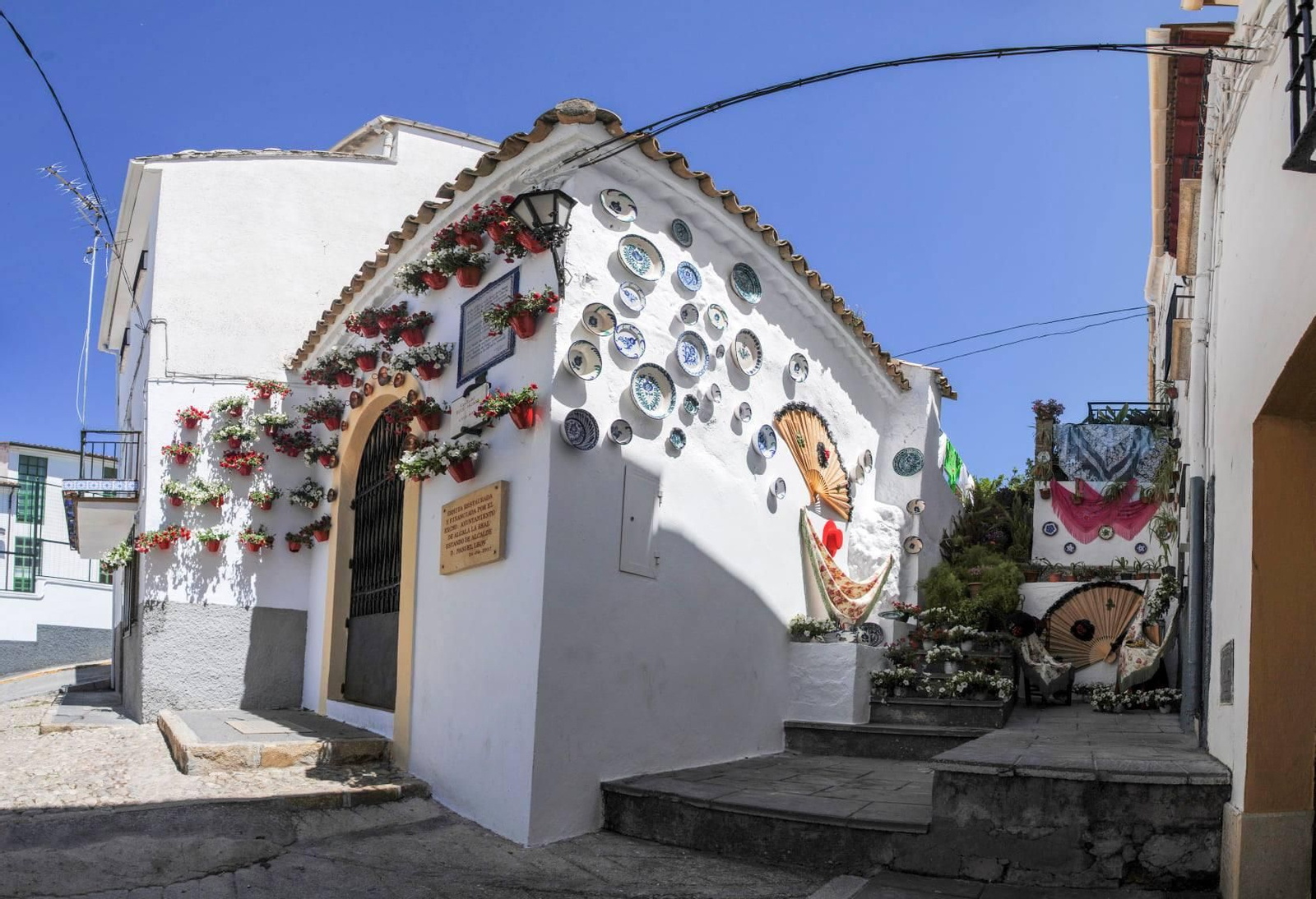 Alcalá la Real, tierra de frontera, se ubica al sur de la provincia de Jaén. Alcalá la Real, tierra de frontera, se ubica al sur de la provincia de Jaén.