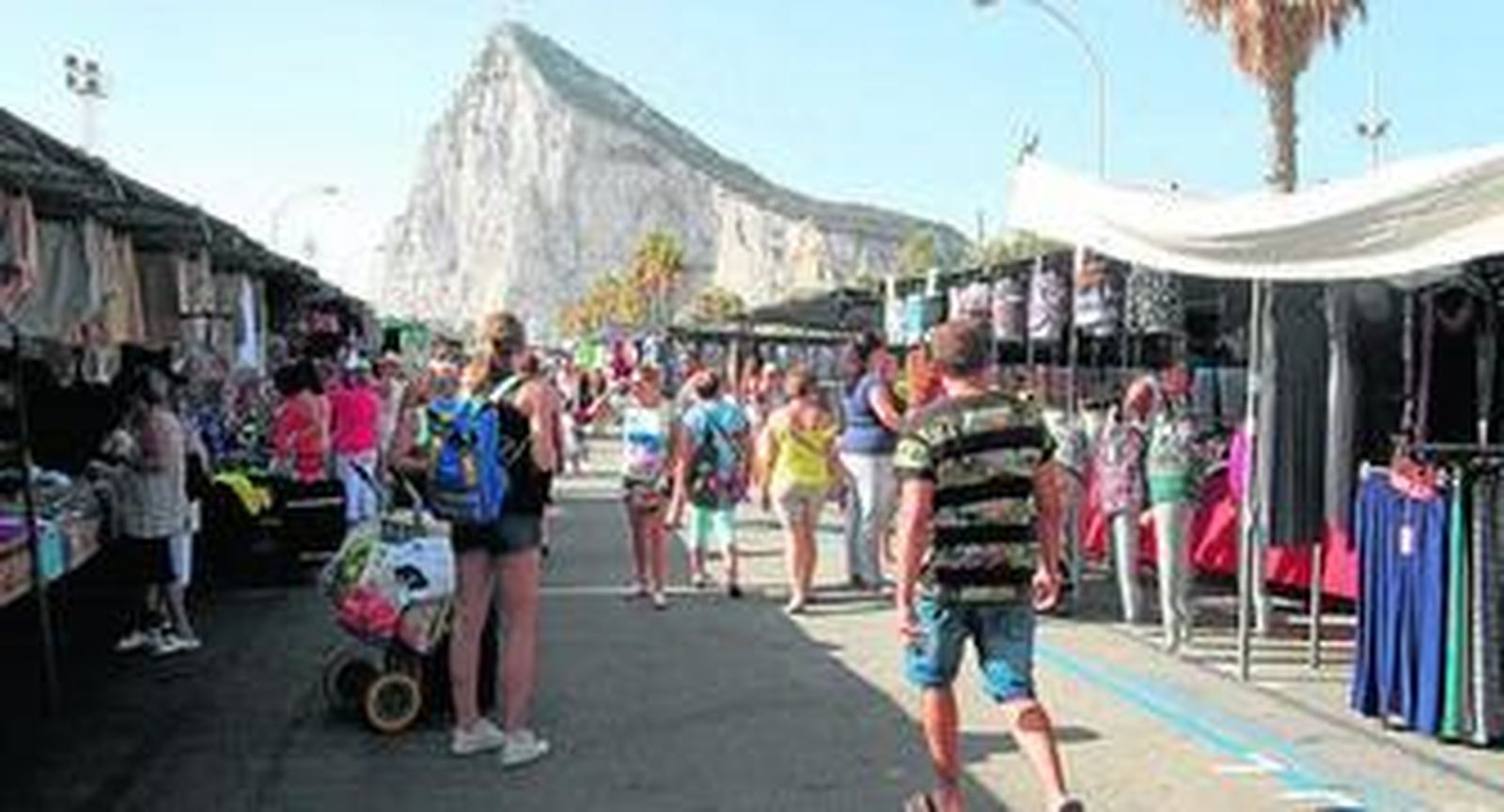 Clientes en el mercadillo de La Línea.