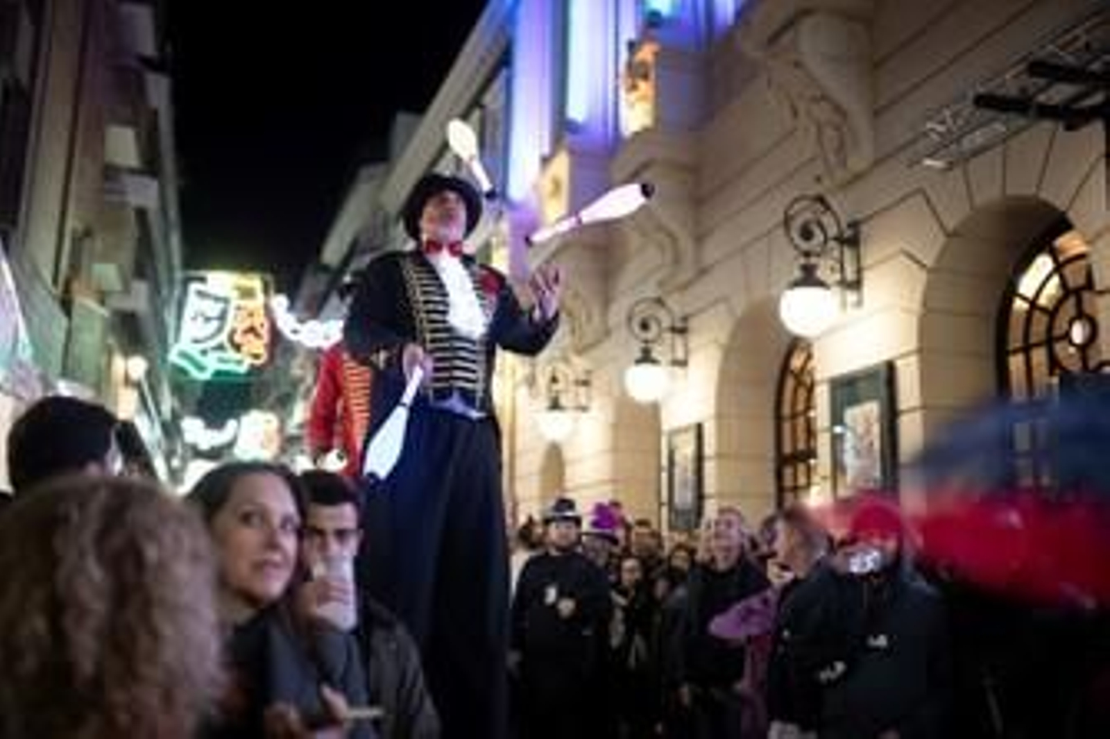 Ambiente carnavalero delante del Gran Teatro.