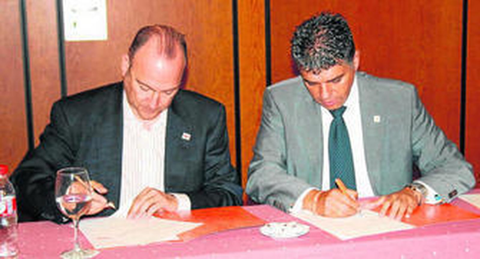 Luis Rogelio Rodríguez-Comendador -izqda.- y Miguel Cazorla, ayer en la firma del acuerdo.