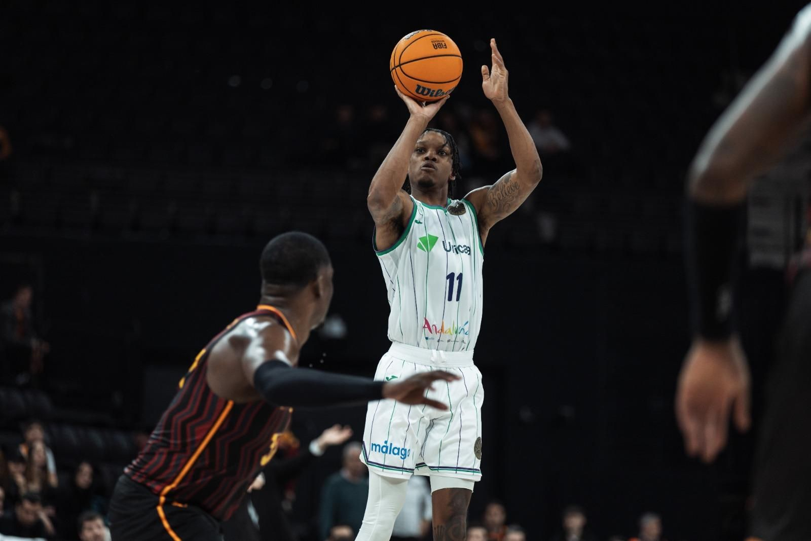 Tyson Carter lanza un triple.