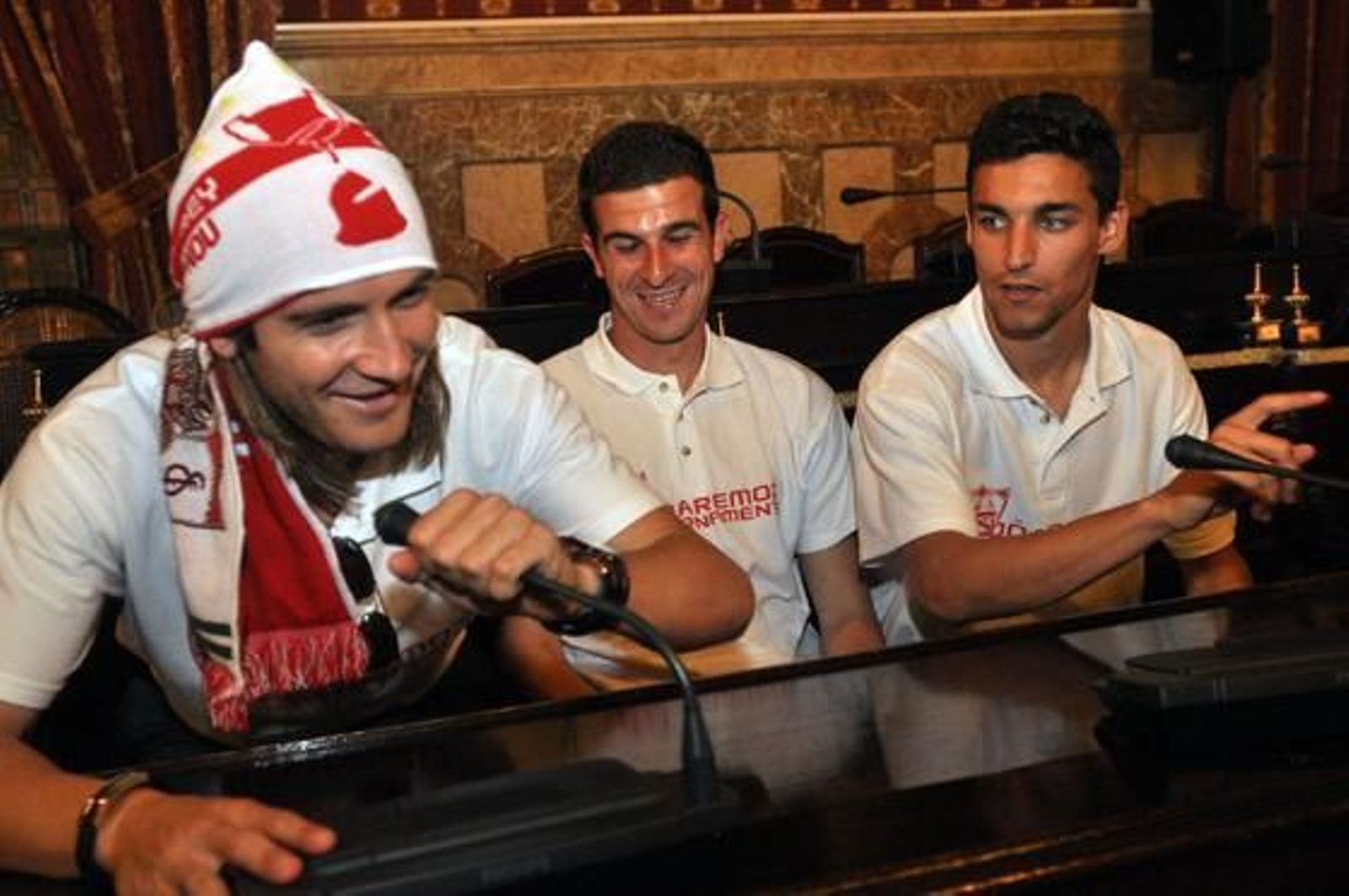 Capel bromea en uno de los lugares de los concejales del Ayuntamiento.

Foto: Manuel Gómez