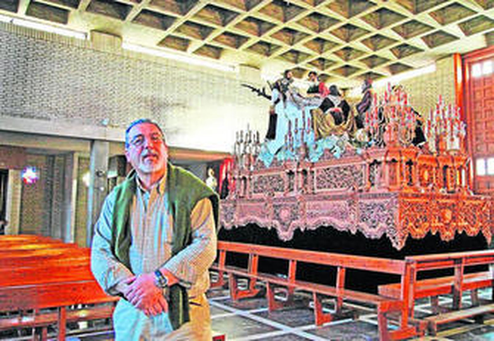 Manuel Garrido posa ante el imponente misterio de la hermandad de la Sagrada Mortaja en Capuchinos, días atrás.