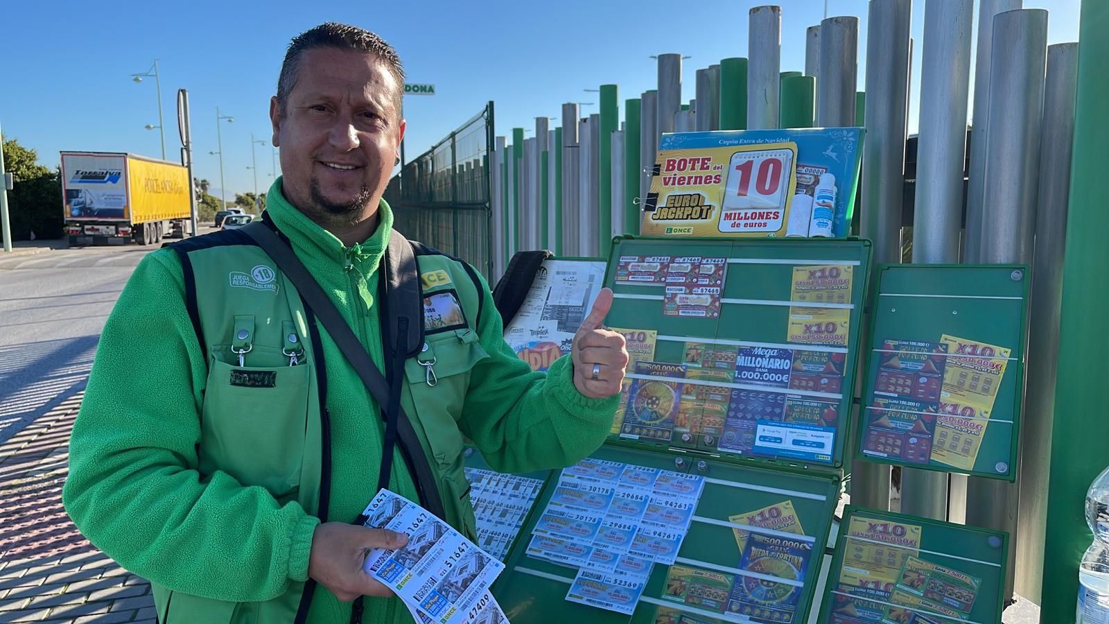 José Quesada, en su puesto de la ONCE en el polígono Las Salinas.
