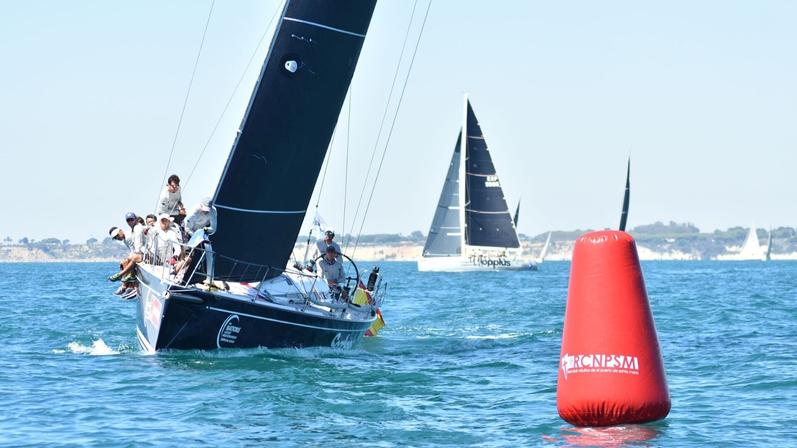 Las embarcaciones se aproximan a una boya en uno de los recorridos.