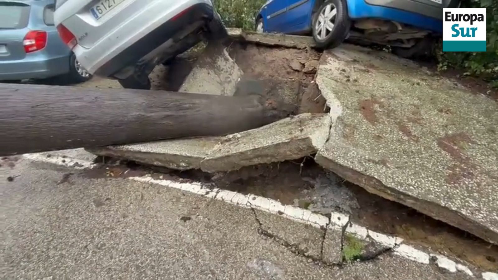 La borrasca Leonardo revienta una calle en Guadacorte y deja en volandas dos coches