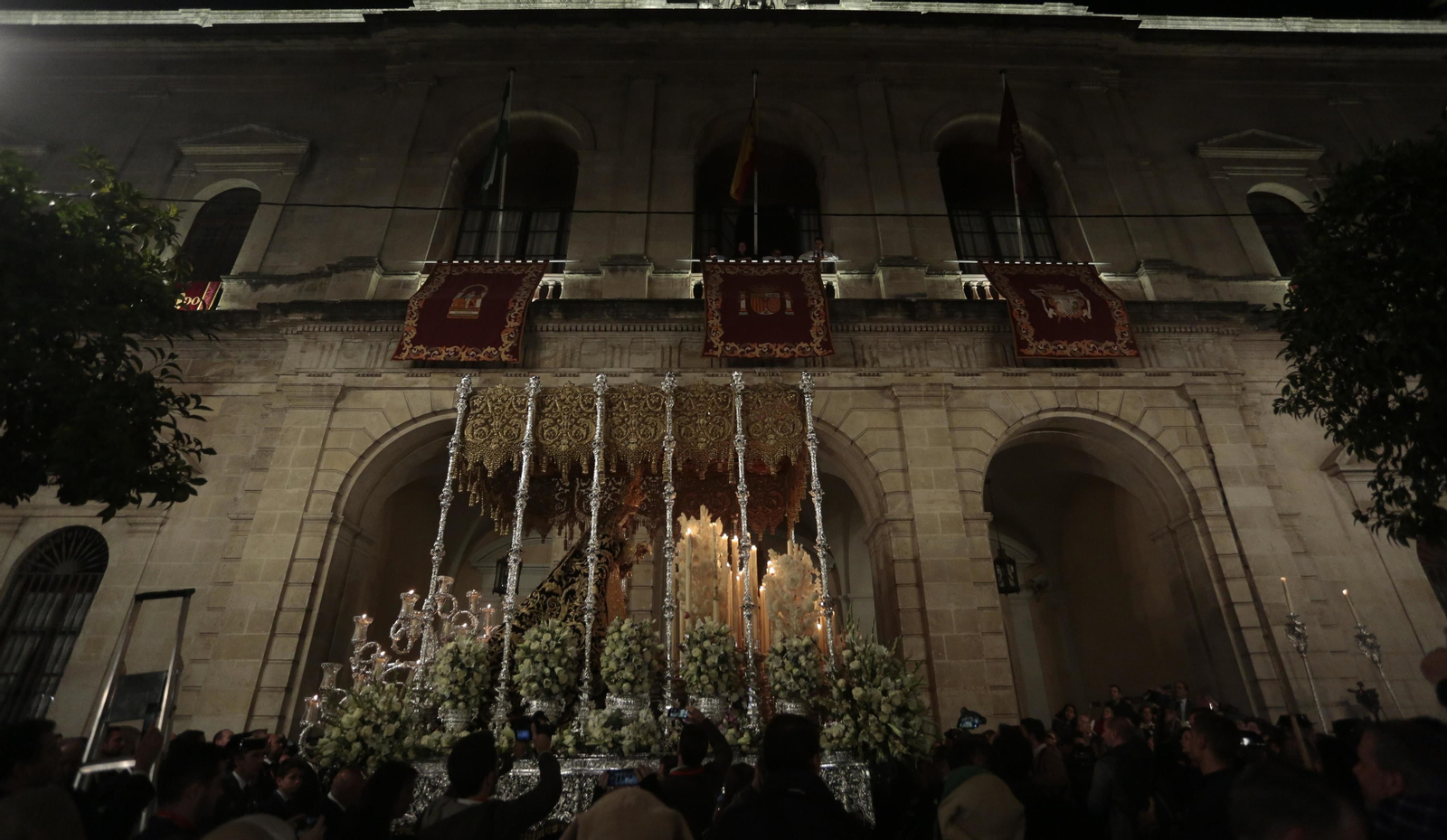 La Esperanza de Triana pasa por el Ayuntamiento