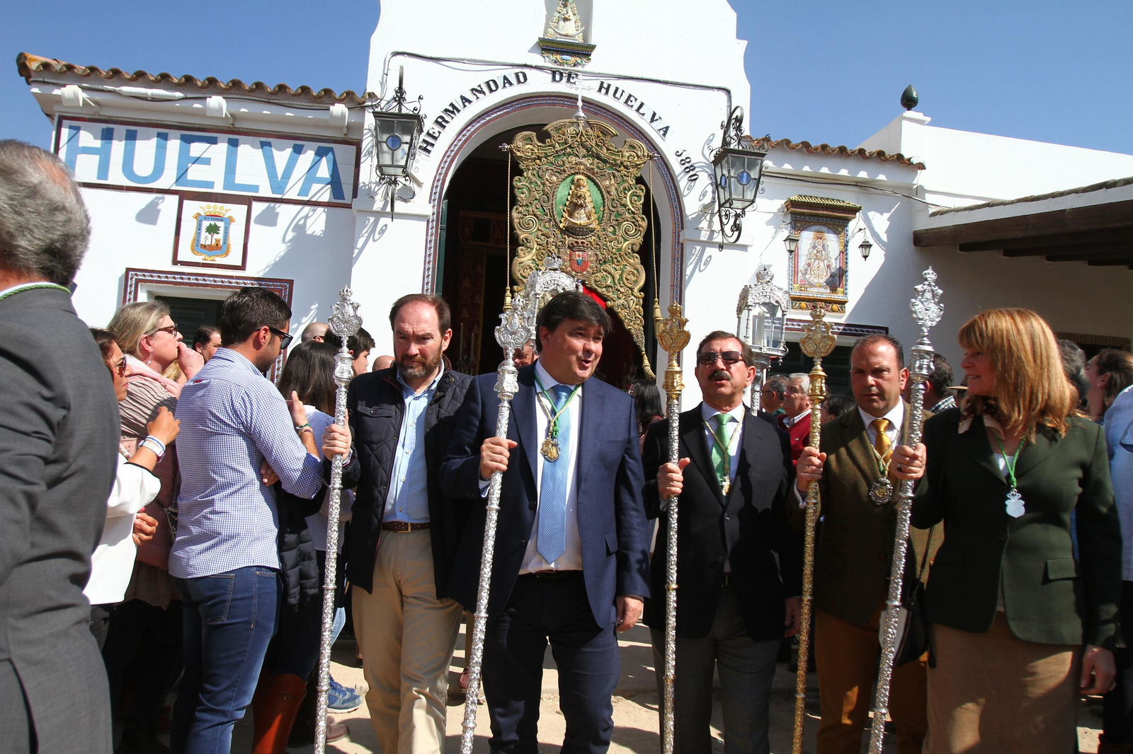 La Hermandad de Huelva se presenta ante la Virgen del Rocío en su peregrinación a la aldea almonteña