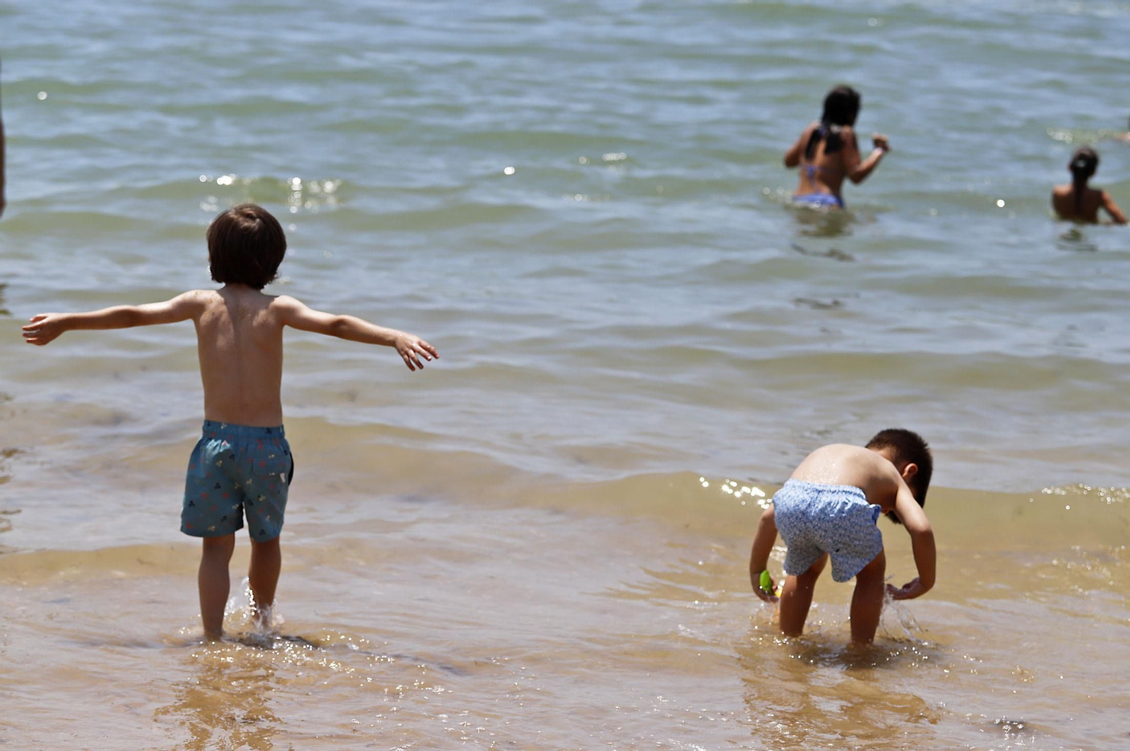 Las imágenes de la jornada de domingo en las playas de Huelva