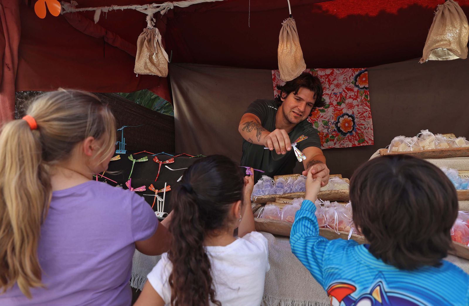 El mercadillo hippie de la Fiesta de la Primavera de La Línea, en imágenes