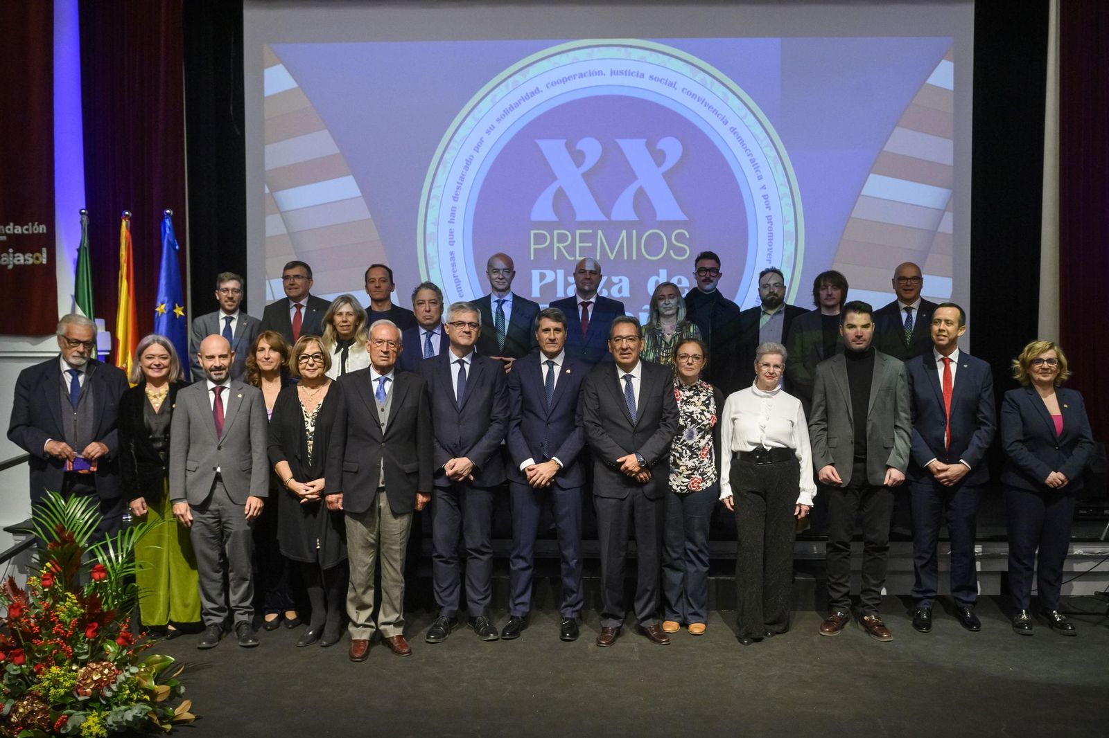 Foto de familia con los premiados en la XX covocatoria de los Premios Plaza