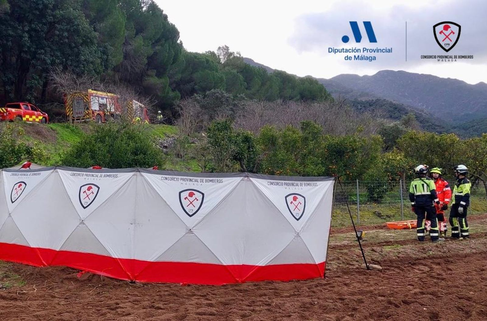 Bomberos en el lugar del accidente agrícola en el que ha fallecido un hombre en Coín.