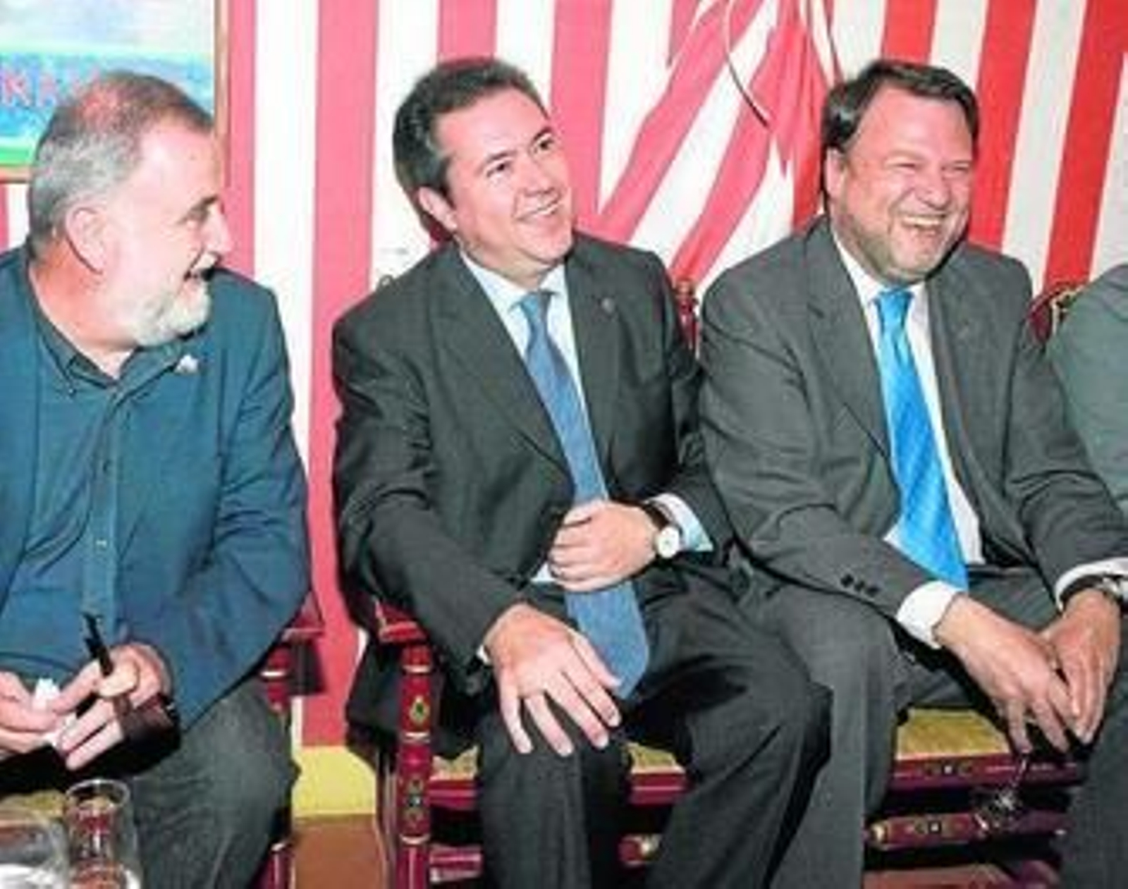 Torrijos observa a Monteseirín, en la caseta municipal con Espadas.