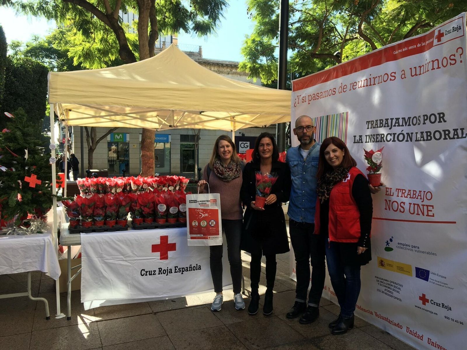 Cruz Roja y Almería Centro reparten pascueros por la inserción laboral
