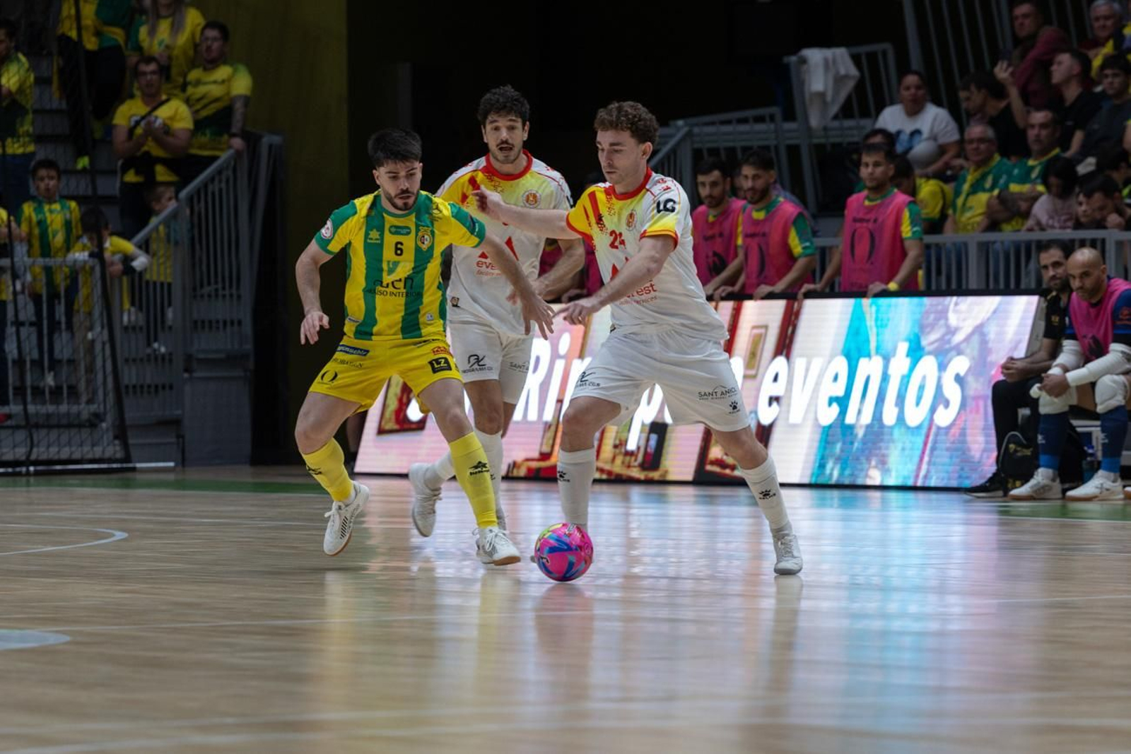 Las mejores fotos de la goleada del Jaén Paraíso Interior FS ante Industrias Santa Coloma