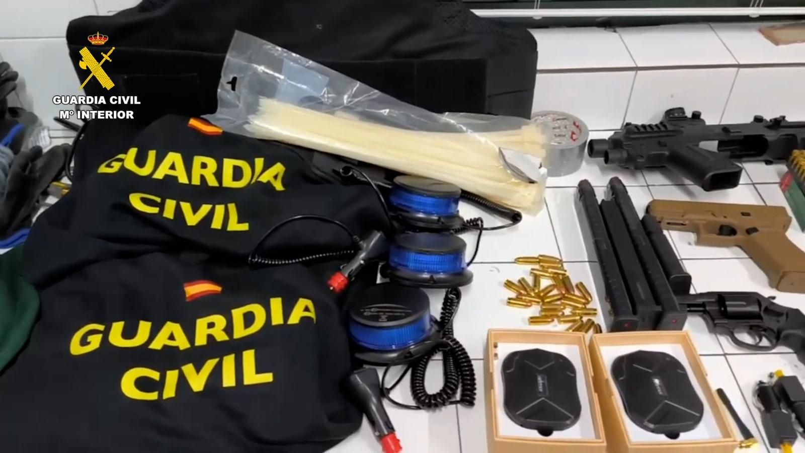 Todo el arsenal del que desponía el detenido por el tiroteo de Isla Cristina. Todo el arsenal del que desponía el detenido por el tiroteo de Isla Cristina.
