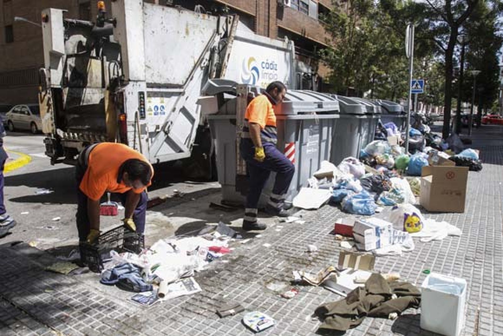 Los trabajadores de limpieza desconvocan la huelga por temor a una "batalla campal" con los vecinos
