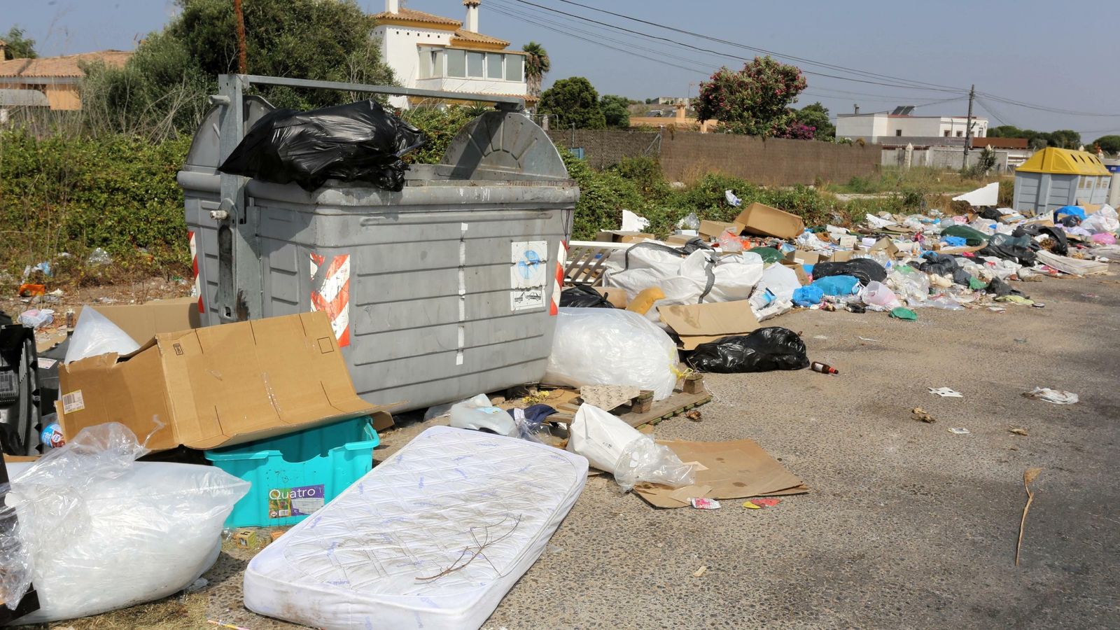 En este vertedero se encuentran objetos tan insólitos como un colchón e inodoros.