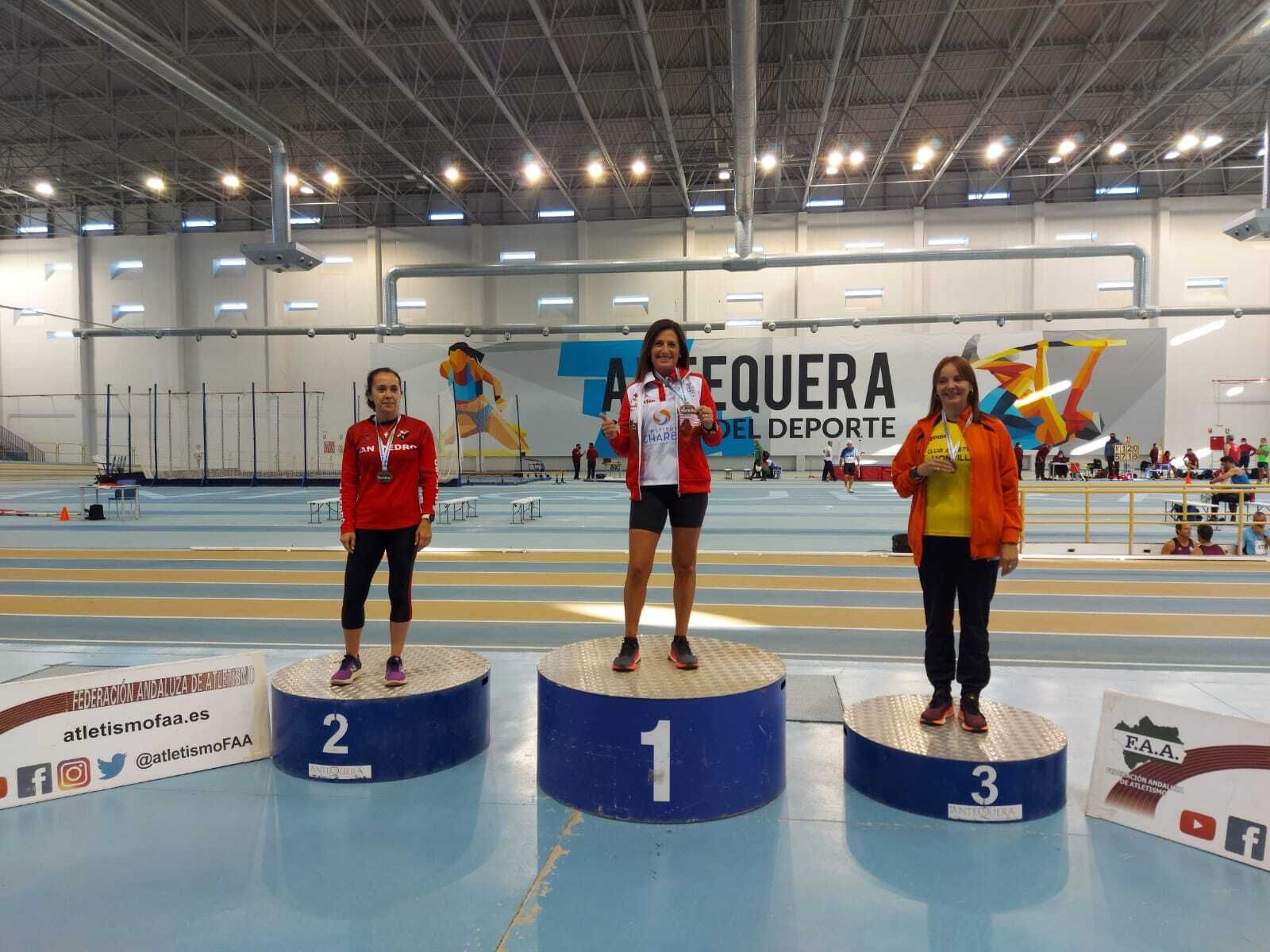 María José Valle posa en el podio con su medalla de oro en los 1.500 M-50 en Antequera.