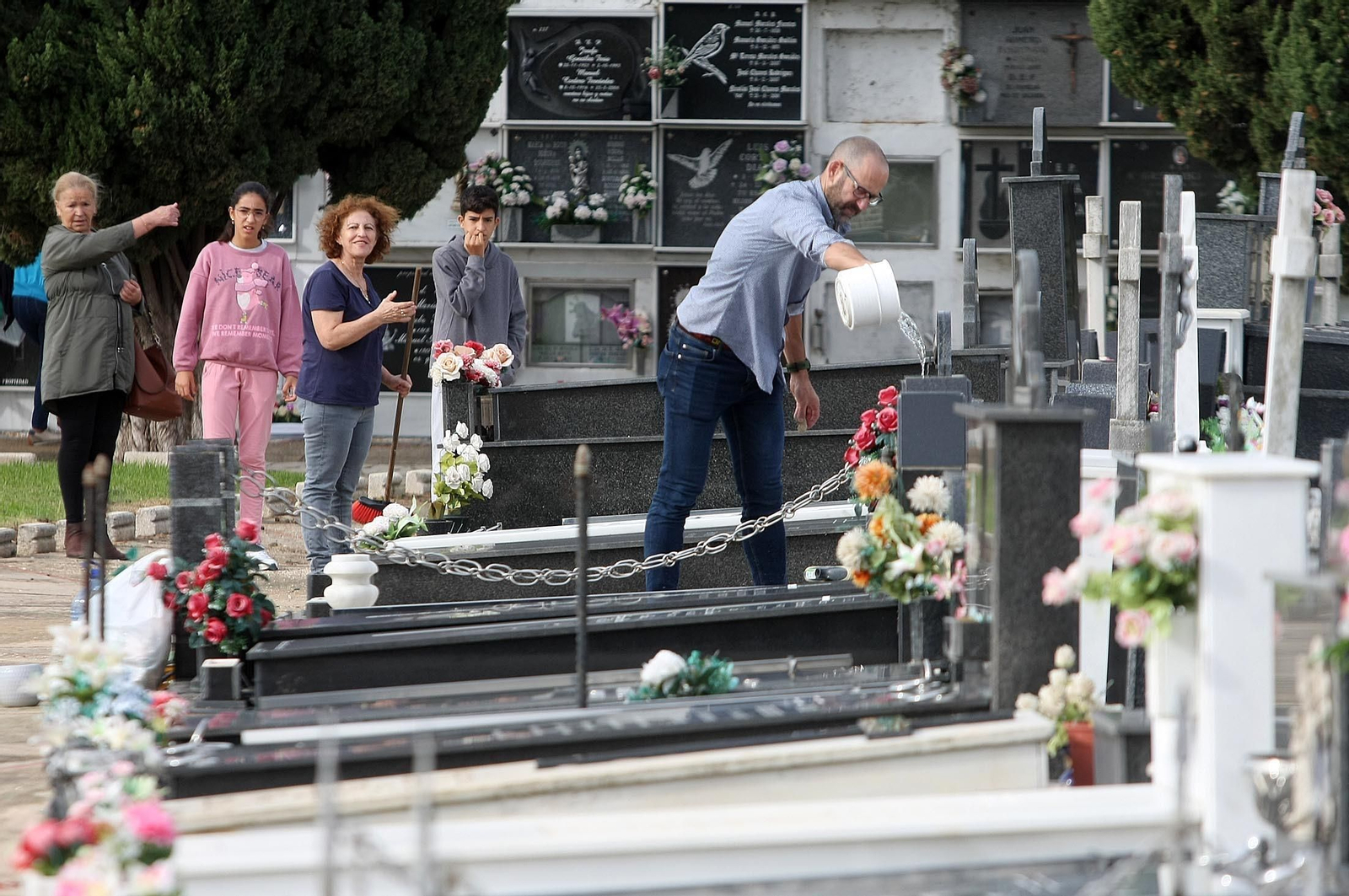 Imágenes del ambiente en el cementerio La Soledad, Huelva