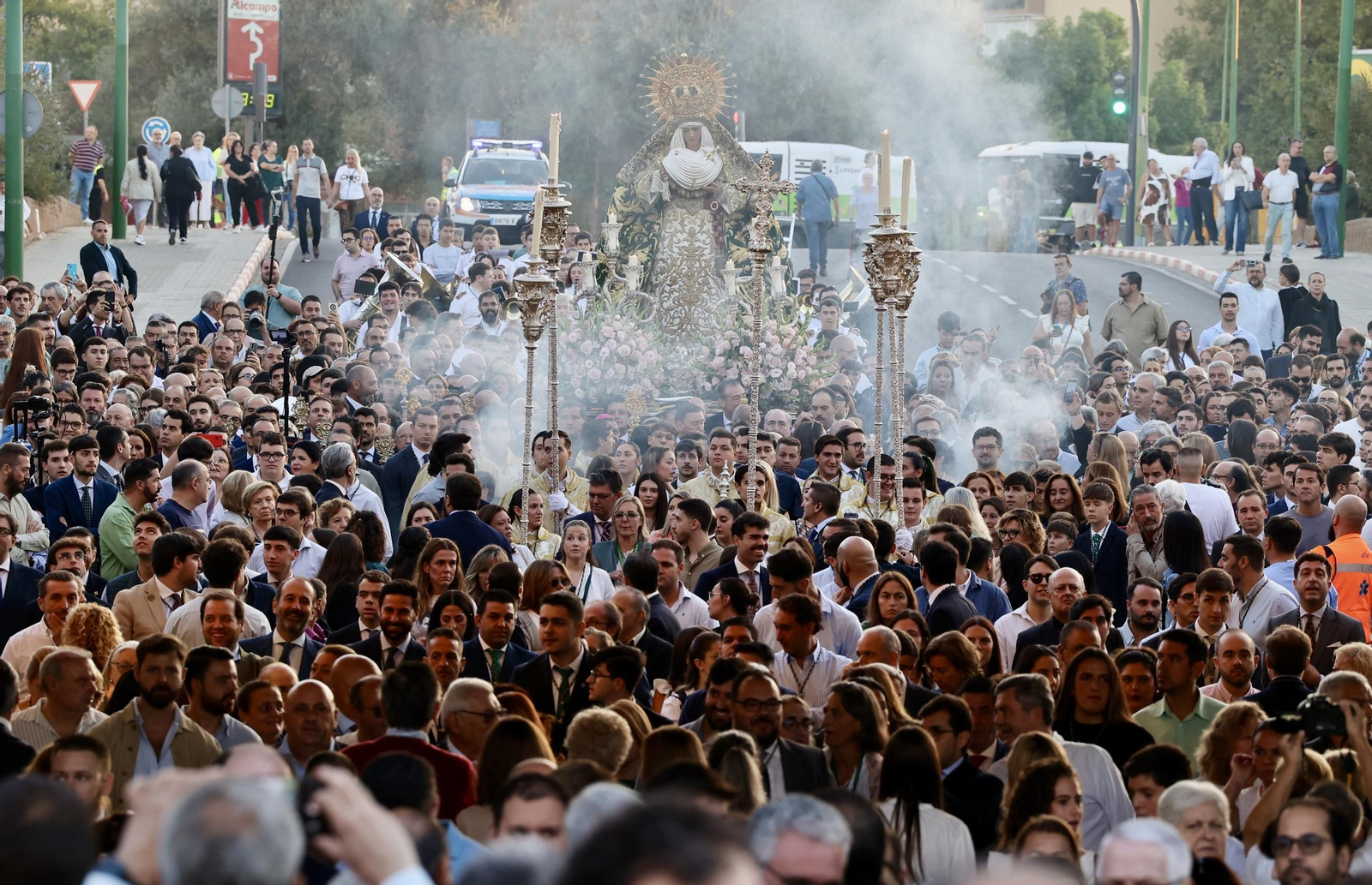 Regreso de la Esperanza de Triana a su paso por el Hospital Infantil del Virgen del Rocío