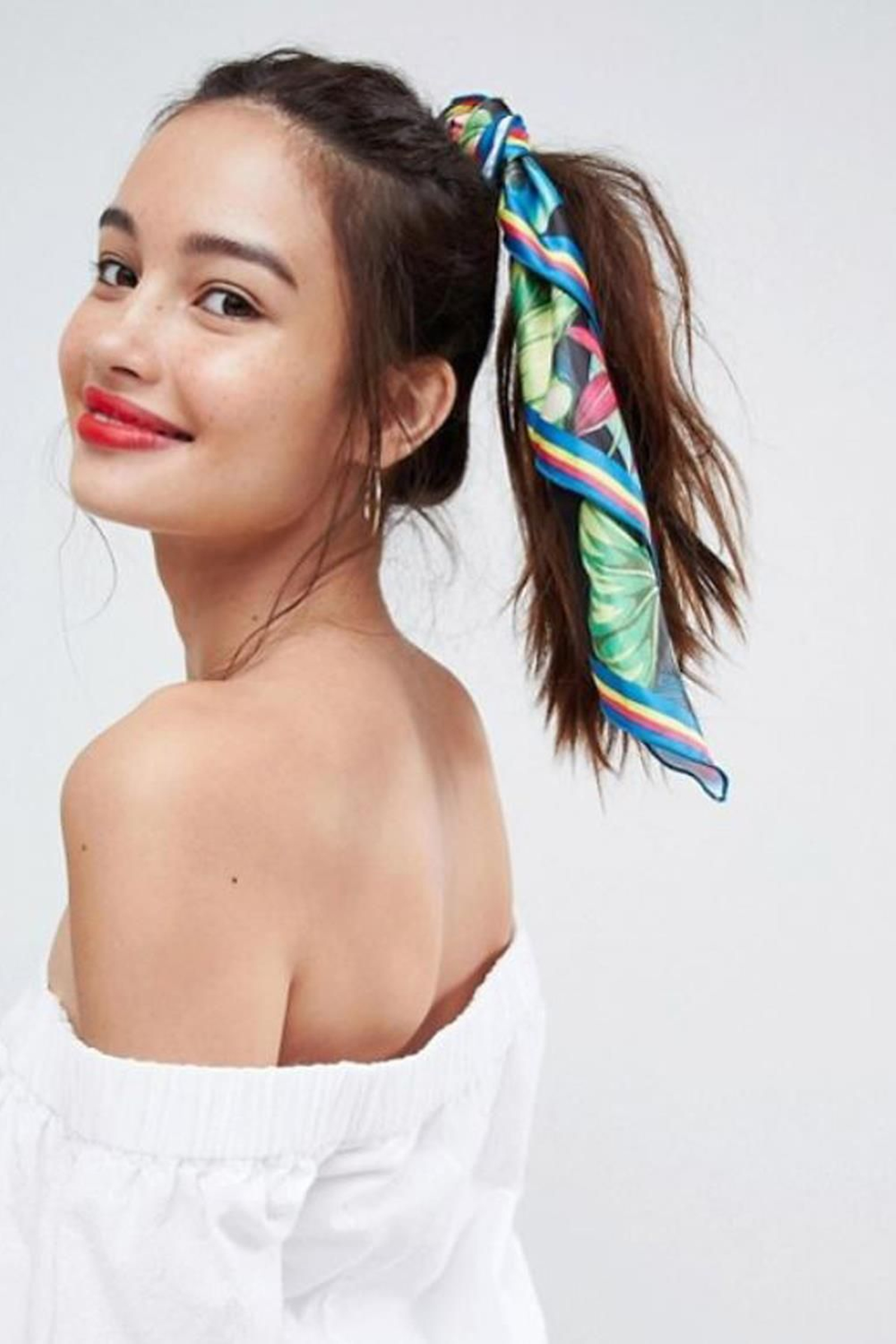 Las 30 formas más originales de llevar un pañuelo en tus looks de verano