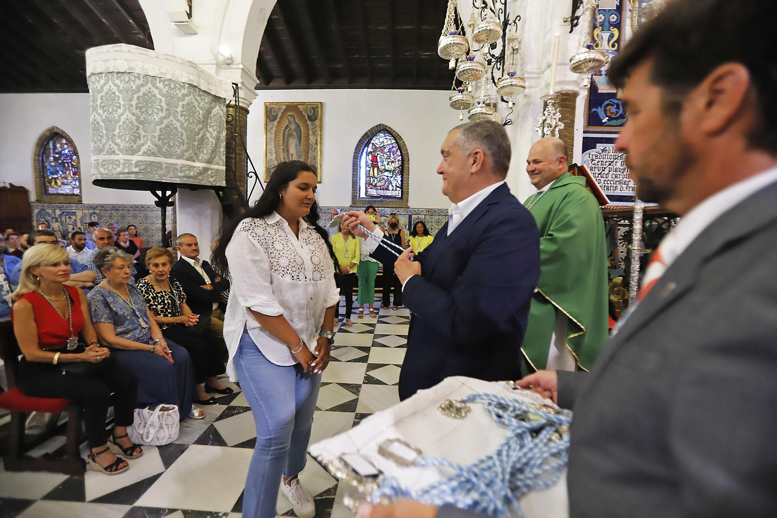 Imágenes de la Santa misa e imposición de medallas a los nuevos hermanos en la CInta