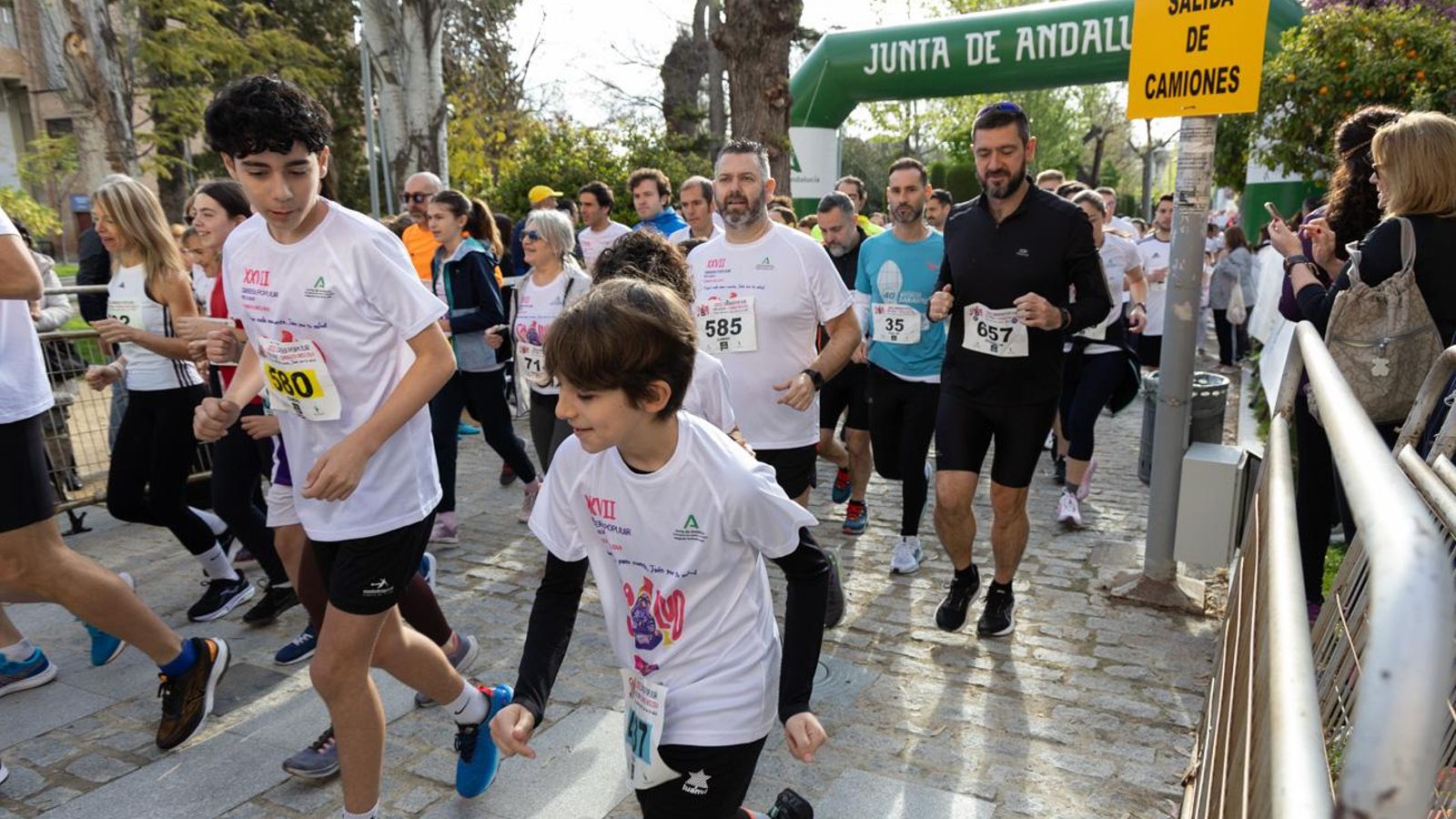 Más de 2.100 participantes corren para promover la salud en Jaén, en imágenes (1)