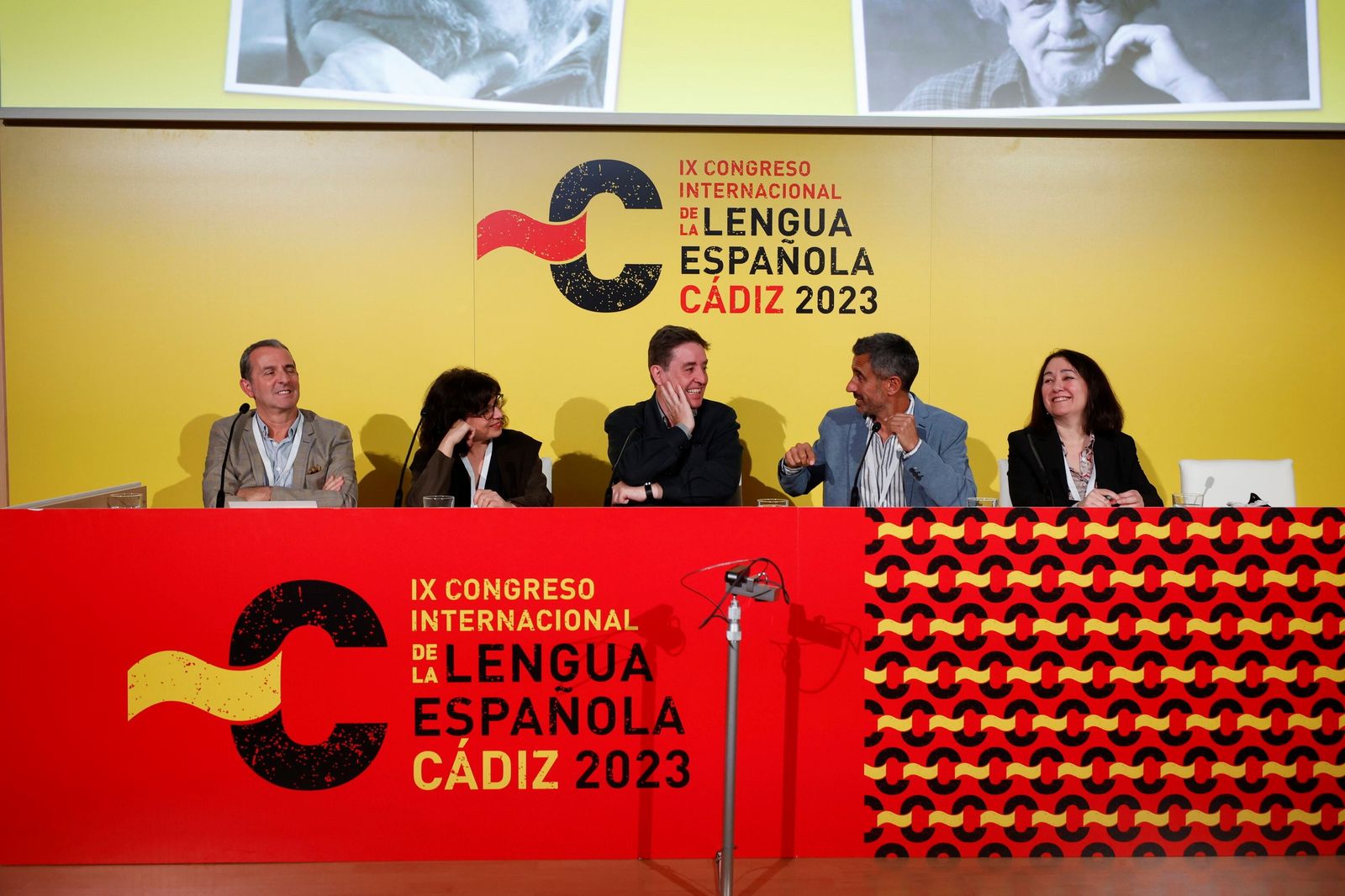 De izquierda a derecha: Alberto Romero Ferrer, Nieves Vázquez Recio, Luis García Montero, José Jurado Morales y Marieta Cantos Casenave.