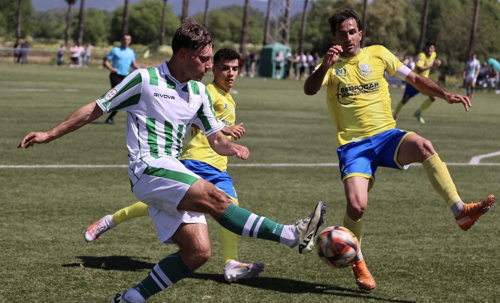 Álvaro Vázquez es presionado por dos jugadores del Coria.