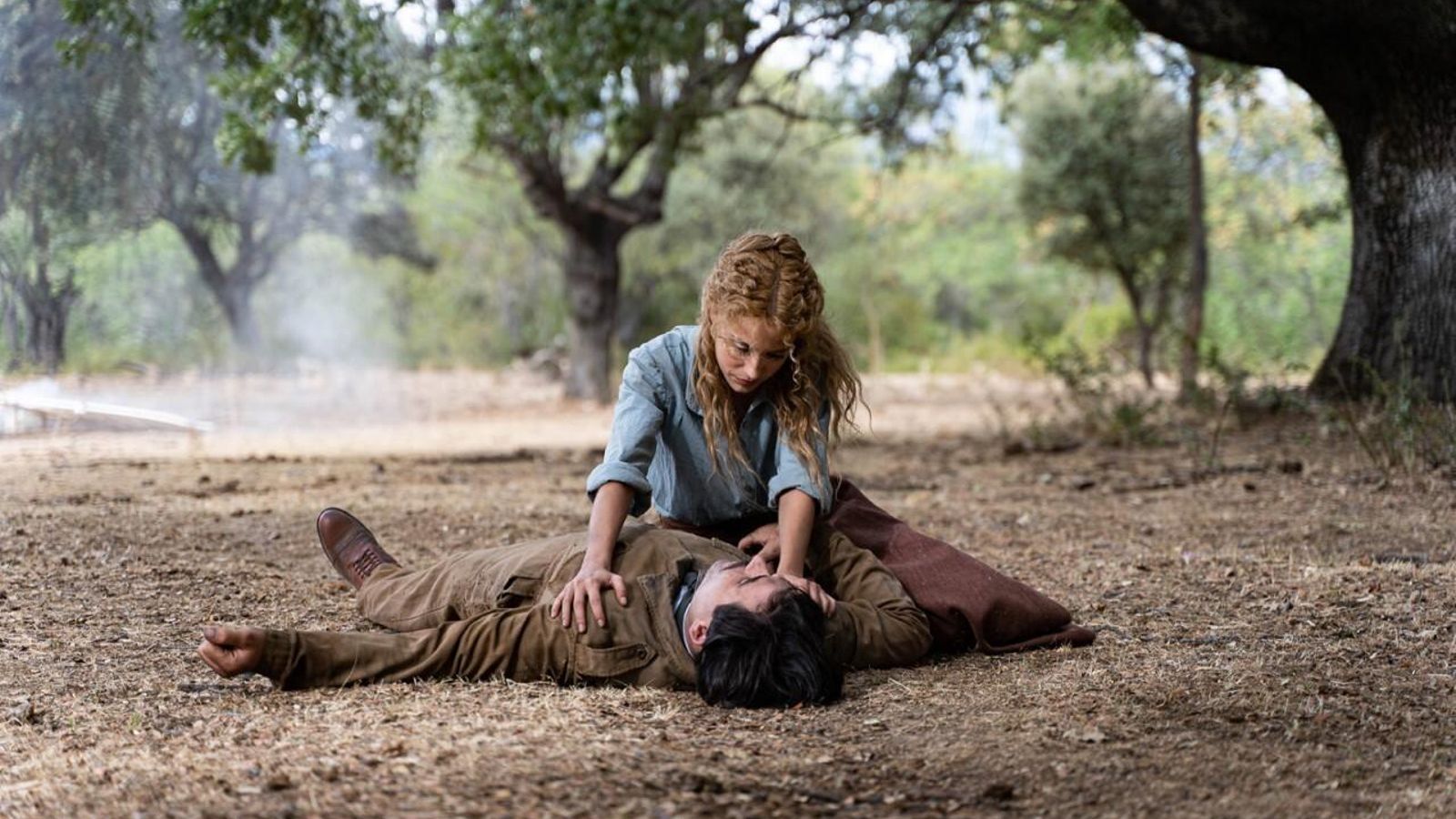 Jana ayuda al noble accidentado en el primer capítulo de 'La Promesa'