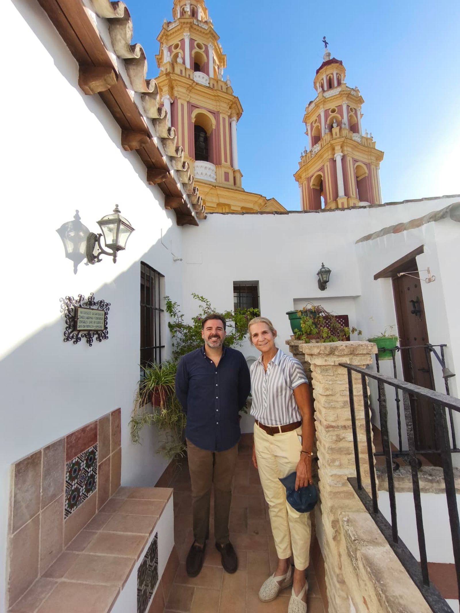 La infanta con Salvador Guijo en la nueva hospedería.