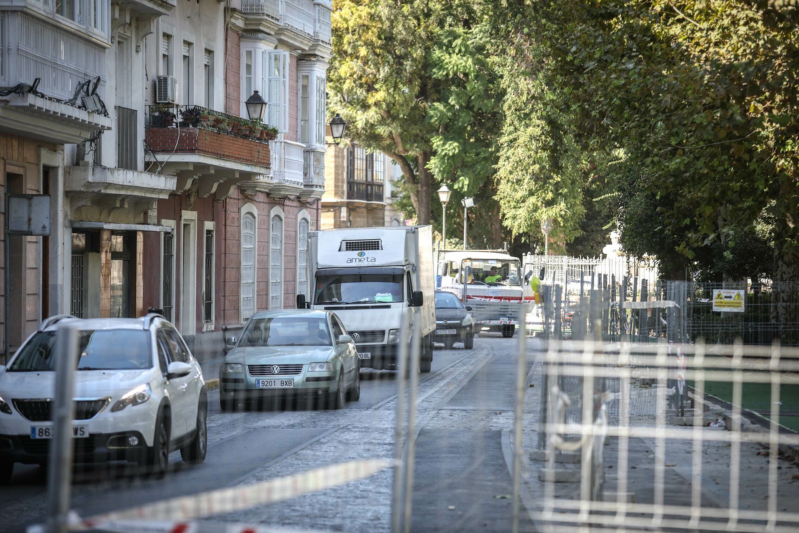 Densa circulación en la Alameda junto a las obras del carril bici.