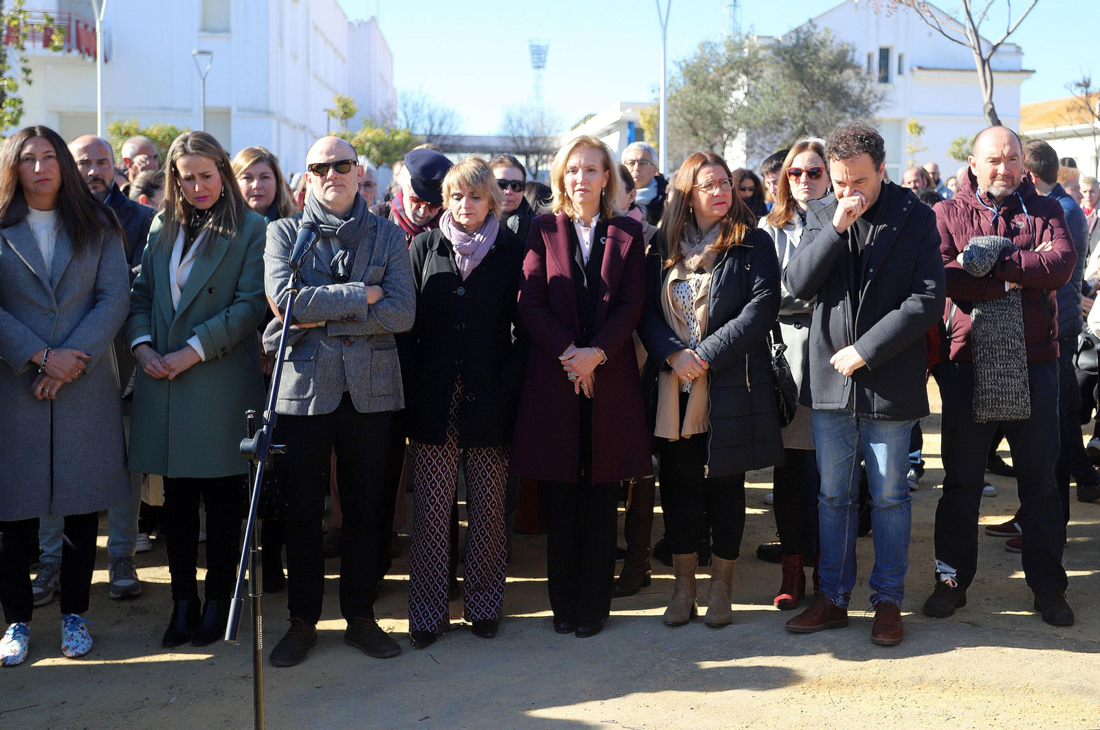 Imágenes del minuto de silencio guardado en la Universidad de Huelva en memoria de los estudiantes fallecidos en el incendio