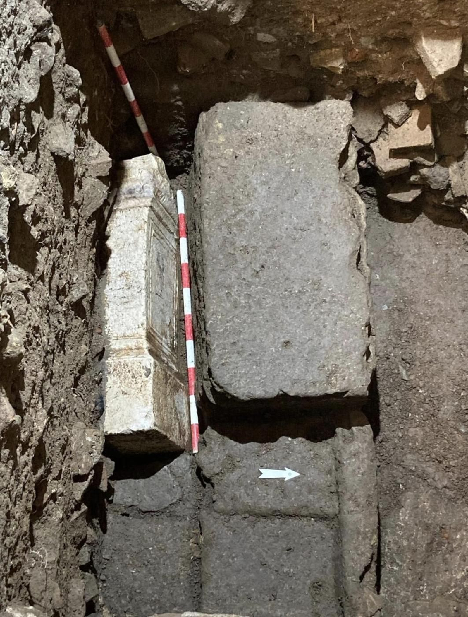 La ara romana encontrada durante los trabajos arqueológicos.