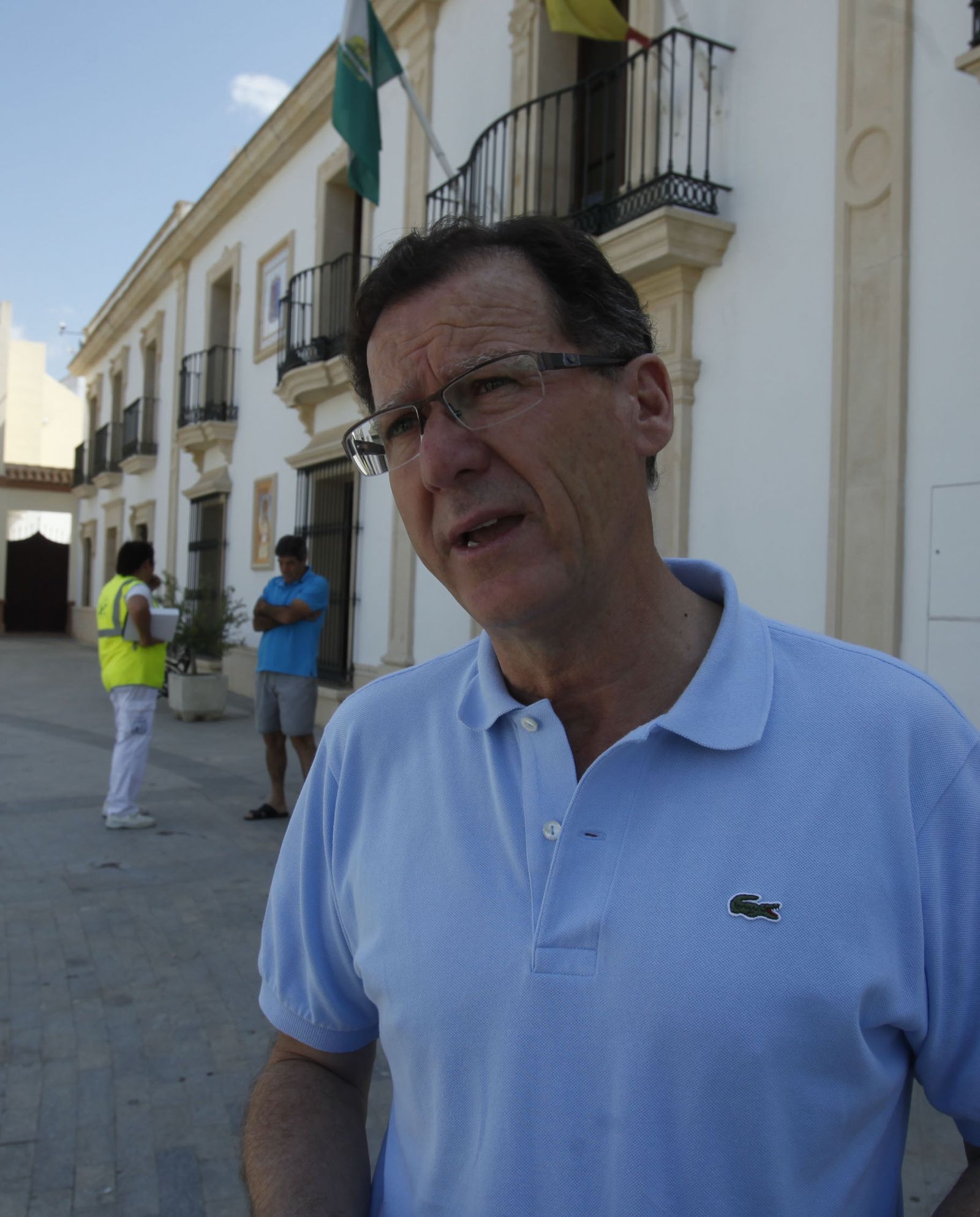 El alcalde de Burguillos, Domingo Delgado, policía nacional retirado, ante el Ayuntamiento.
