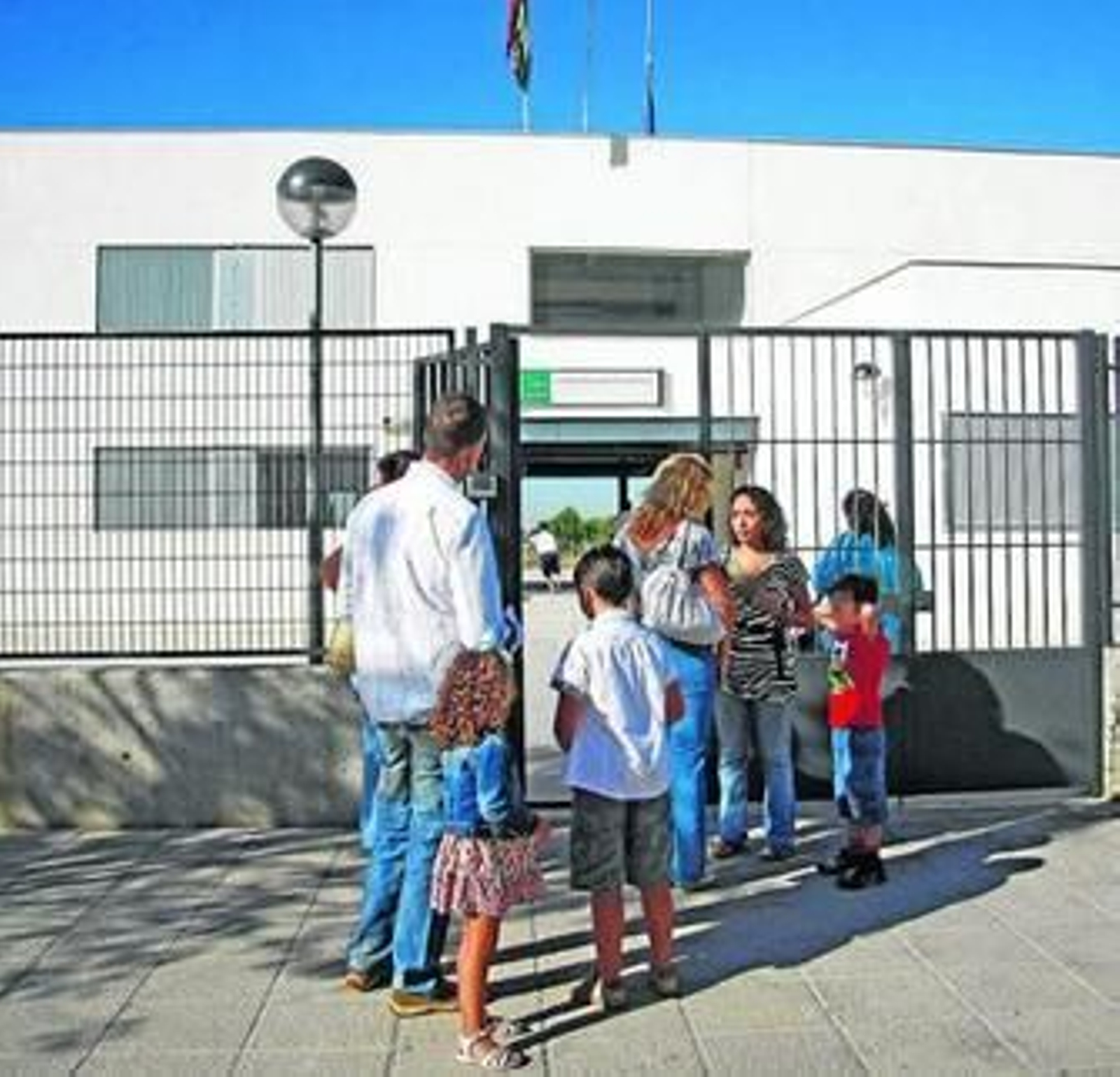 La entrada del centro, donde se sufren las altas temperaturas sin sombra alguna .