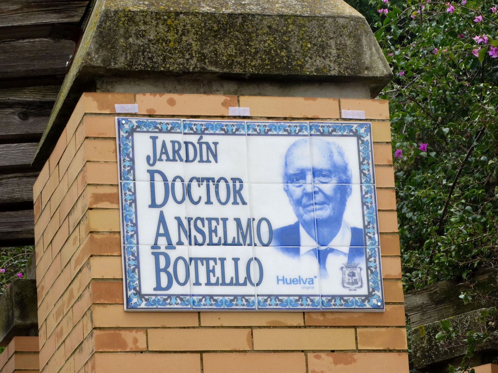 Fotografías de la rotulación del jardín Doctor Anselmo Botello