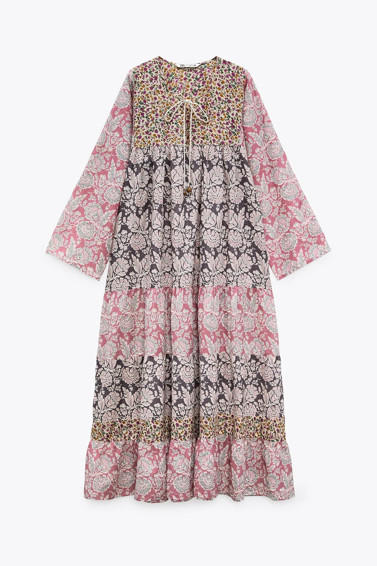 Vestido con estampado patchwork de Zara.
