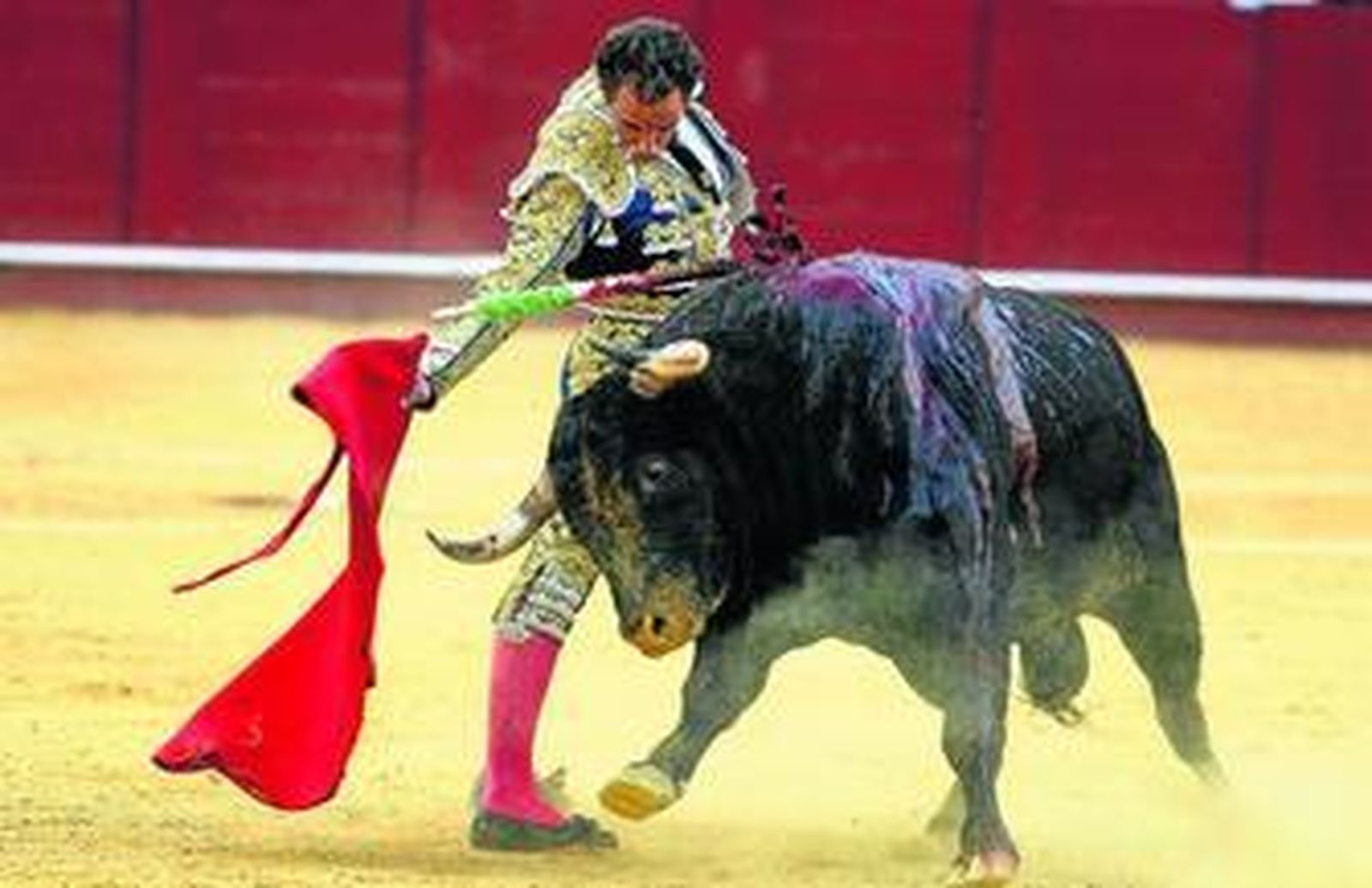 Salvador Cortés torea con la muleta, ayer, en el albero malagueño.