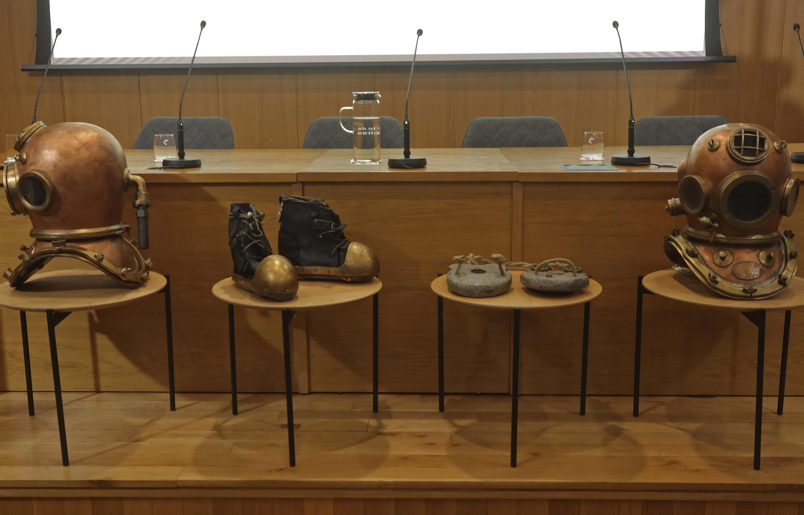 Fotos de la restauración de un traje clásico de buzo de la primera mitad del siglo XX en Algeciras