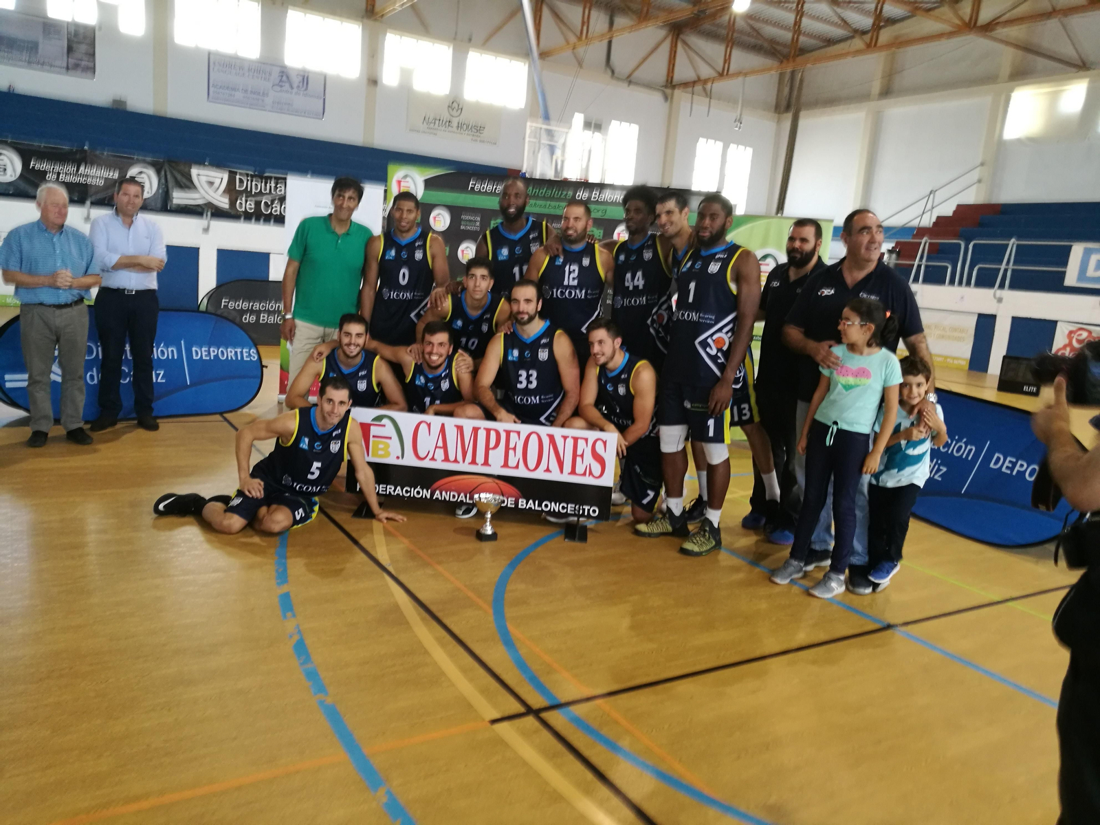 Icom Udea posa con el título de campeón (RAG).