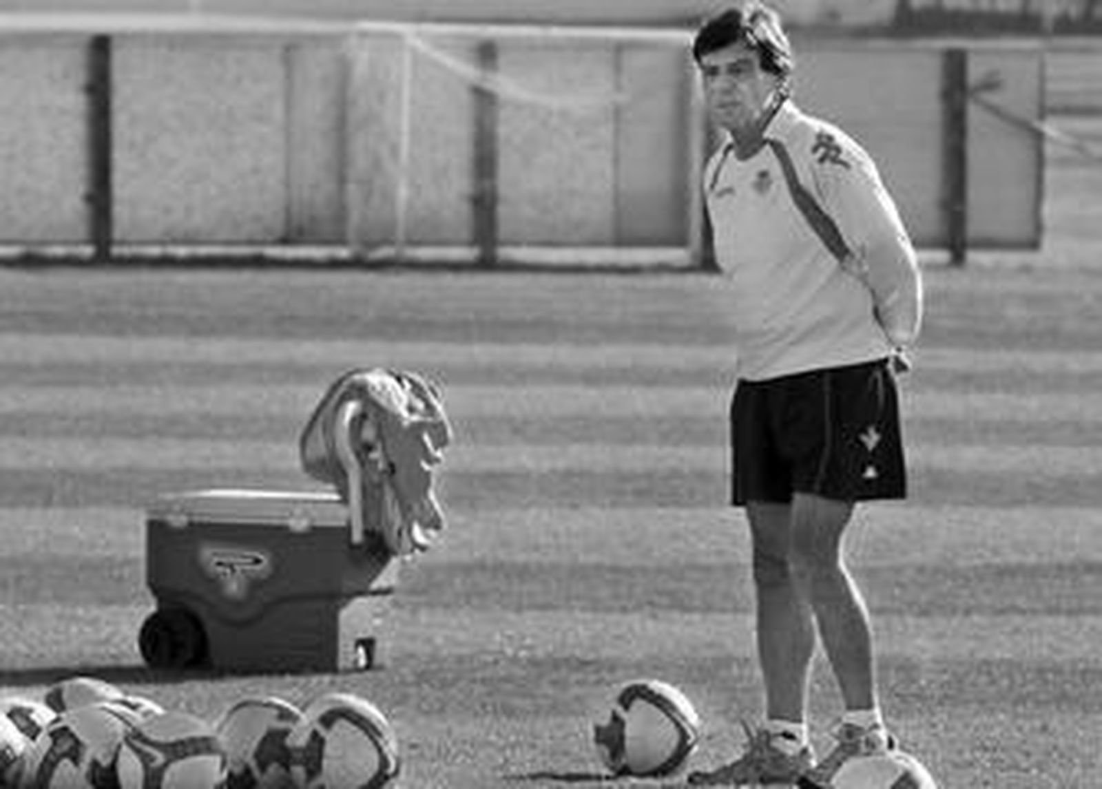Paco Chaparro observa el entrenamiento de su equipo rodeado de balones.