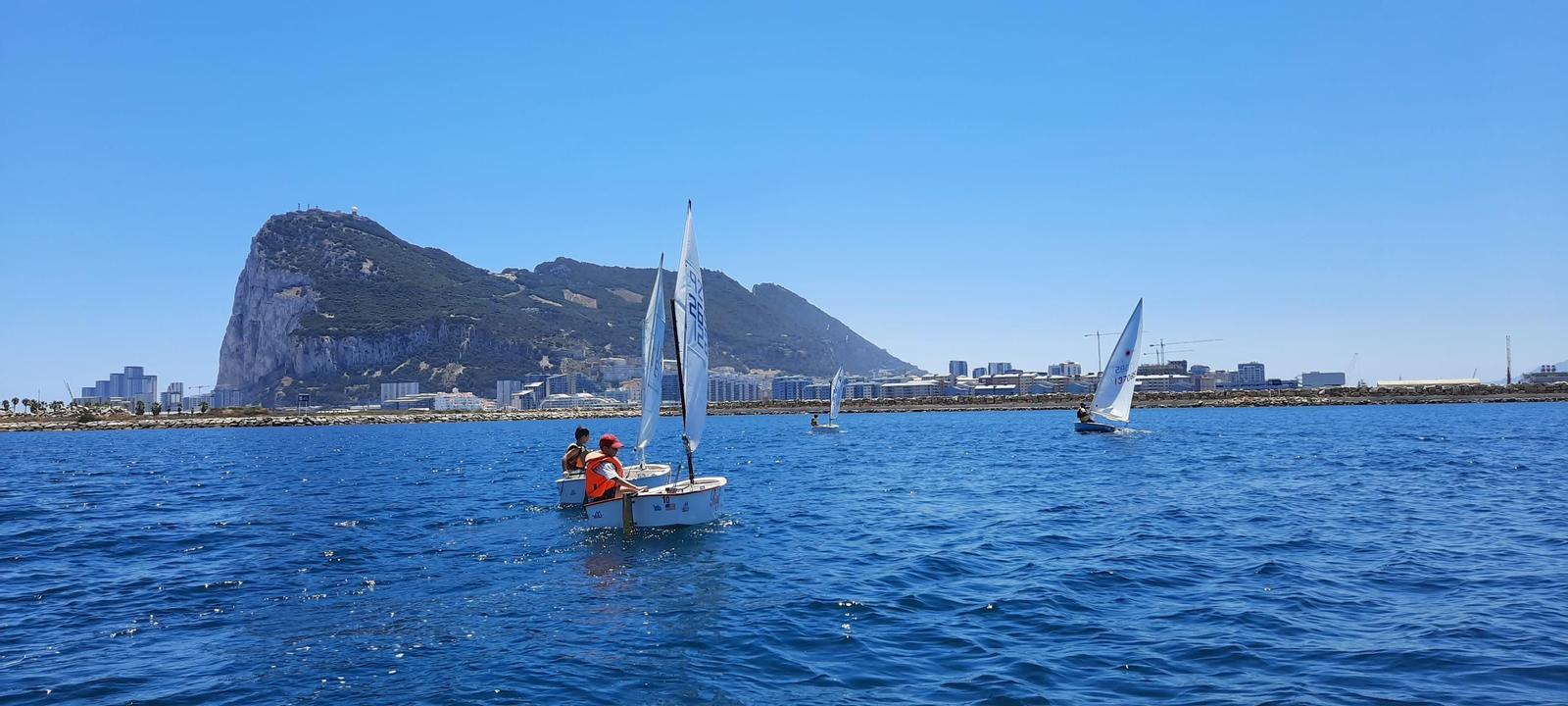 Arranca la actividad de vela ligera del Club Altés con nuevos alumnos y monitores.