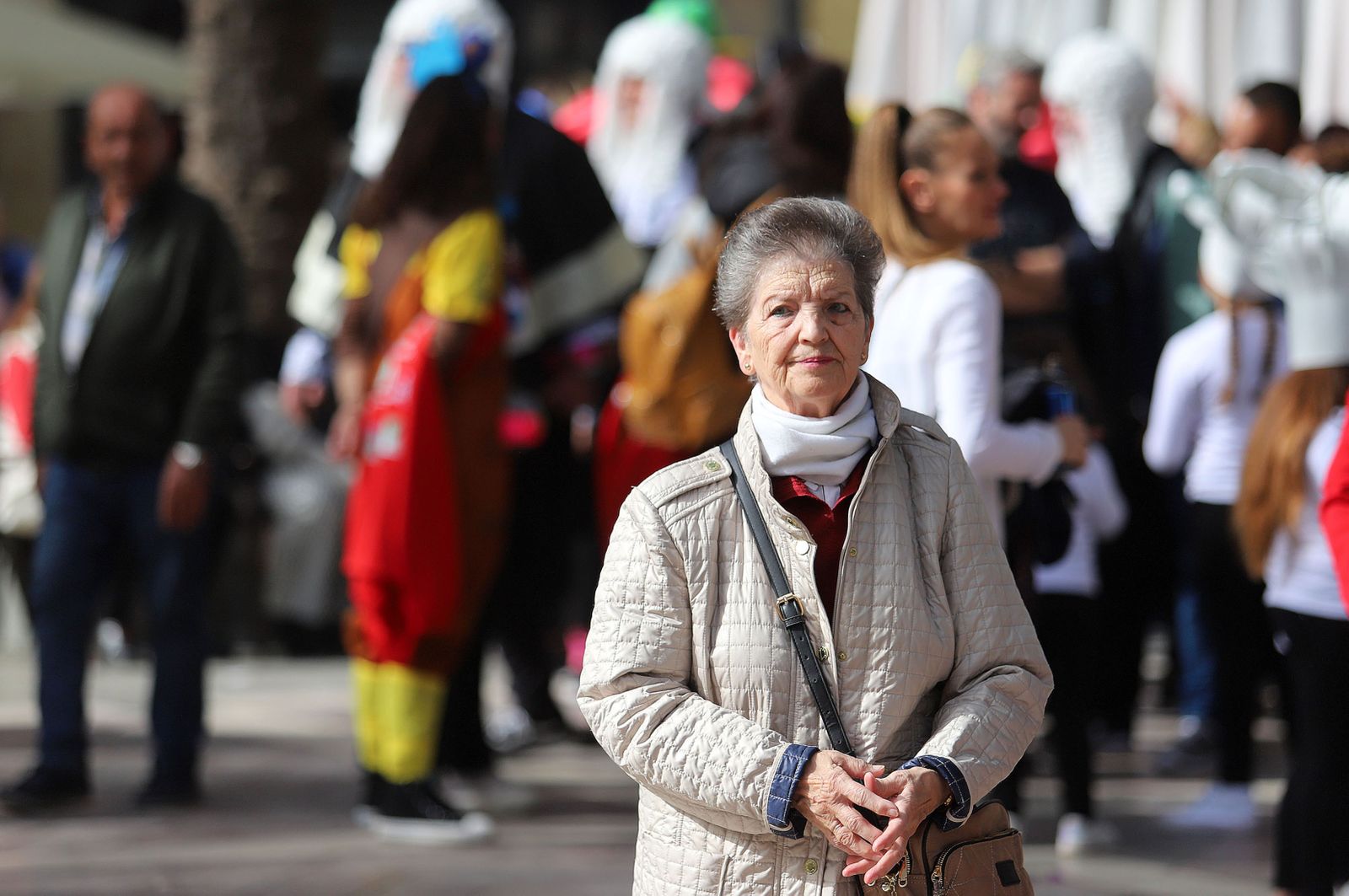 Imágenes del ambiente en la mañana de carnaval en Huelva