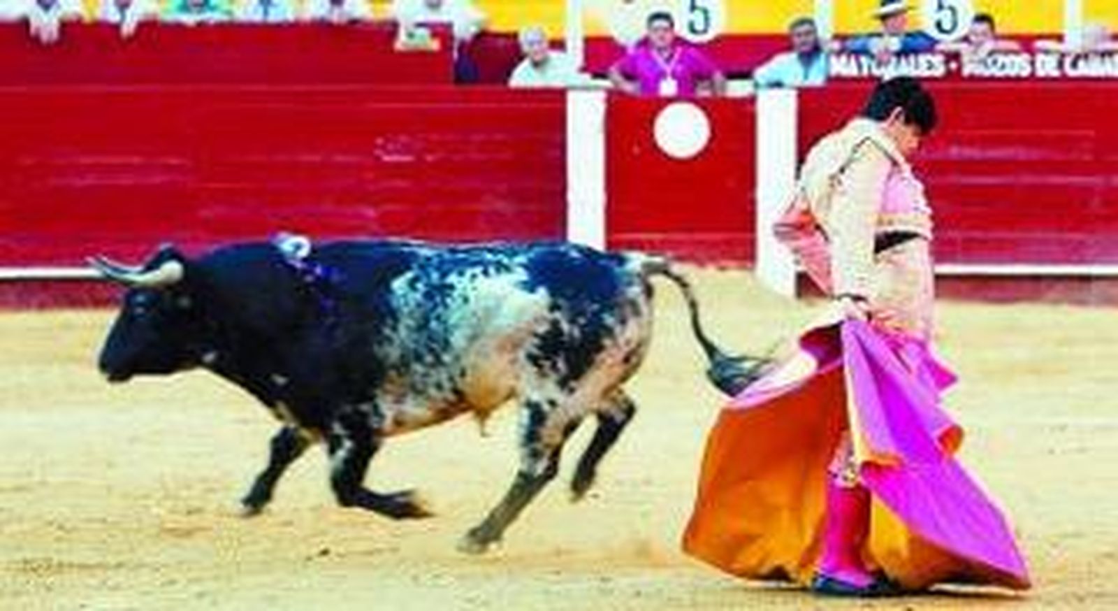 Perera recibe con el capote al primero de su lote.