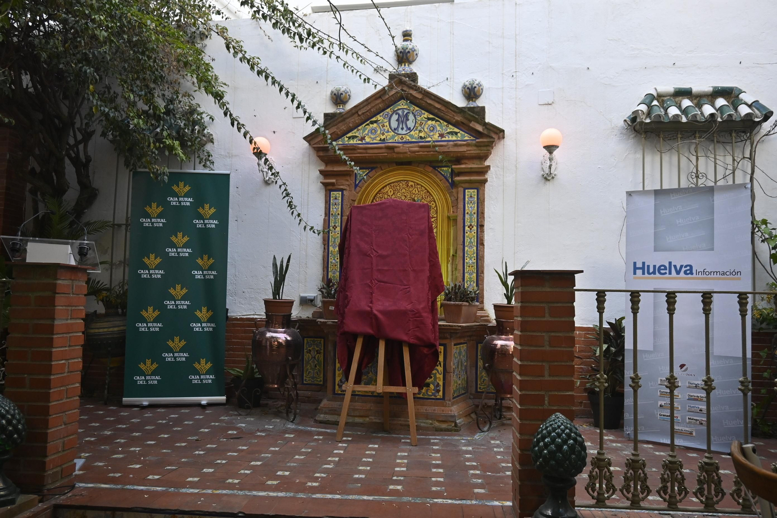 Ambiente en la presentación de la Guía de la Semana Santa de Huelva, en imágenes