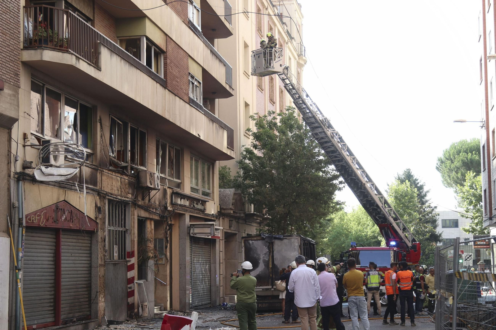Bomberos trabajan en lugar en el que se ha producido la explosión en el centro de Zamora. Bomberos trabajan en lugar en el que se ha producido la explosión en el centro de Zamora.
